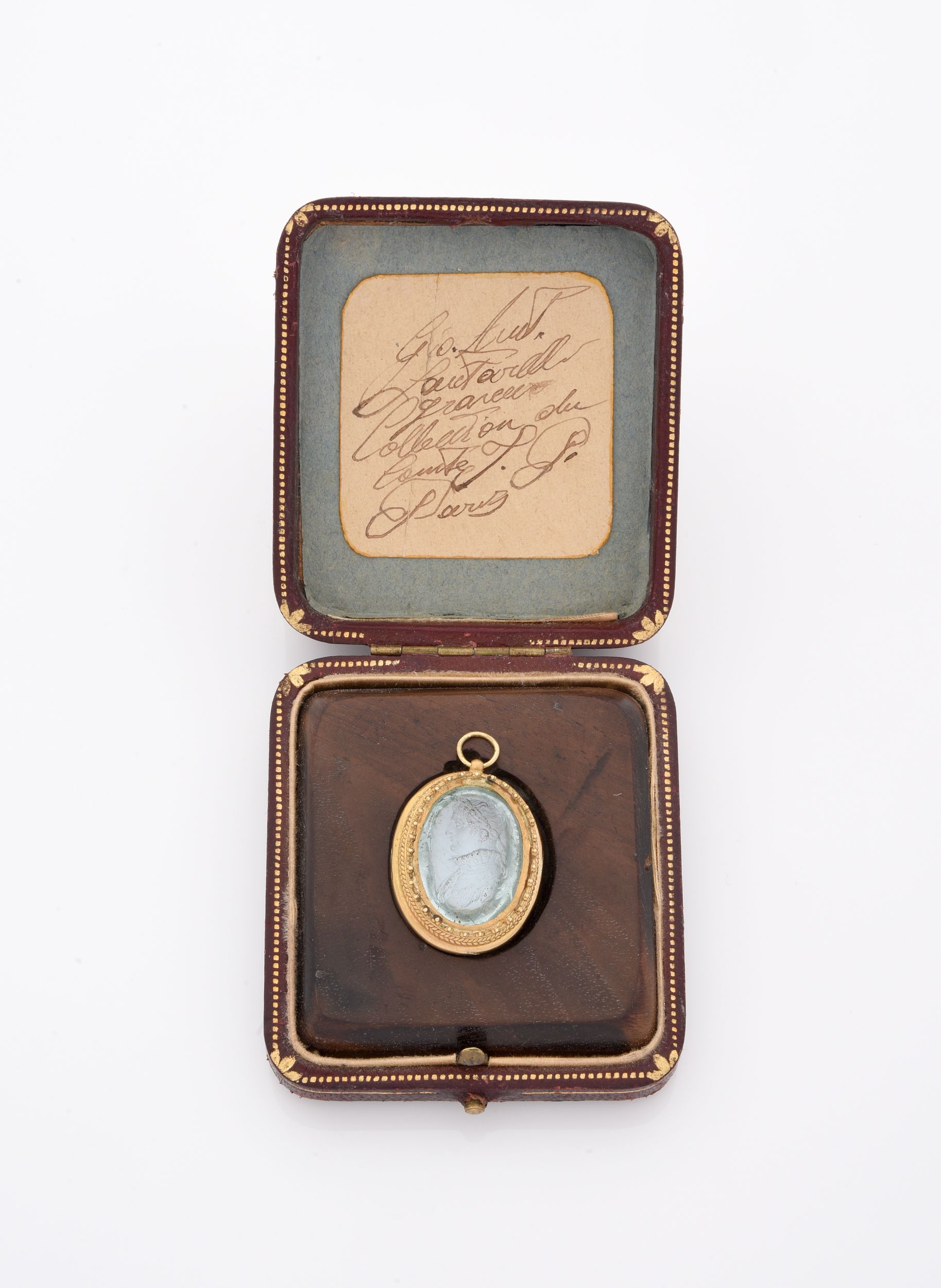 EXCEPTIONNELLE INTAILLE SUR AIGUE-MARINE MONTÉE EN PENDENTIF FIGURANT LE BUSTE DE:  | H&ocirc;tel Des Ventes de Monte-Carlo