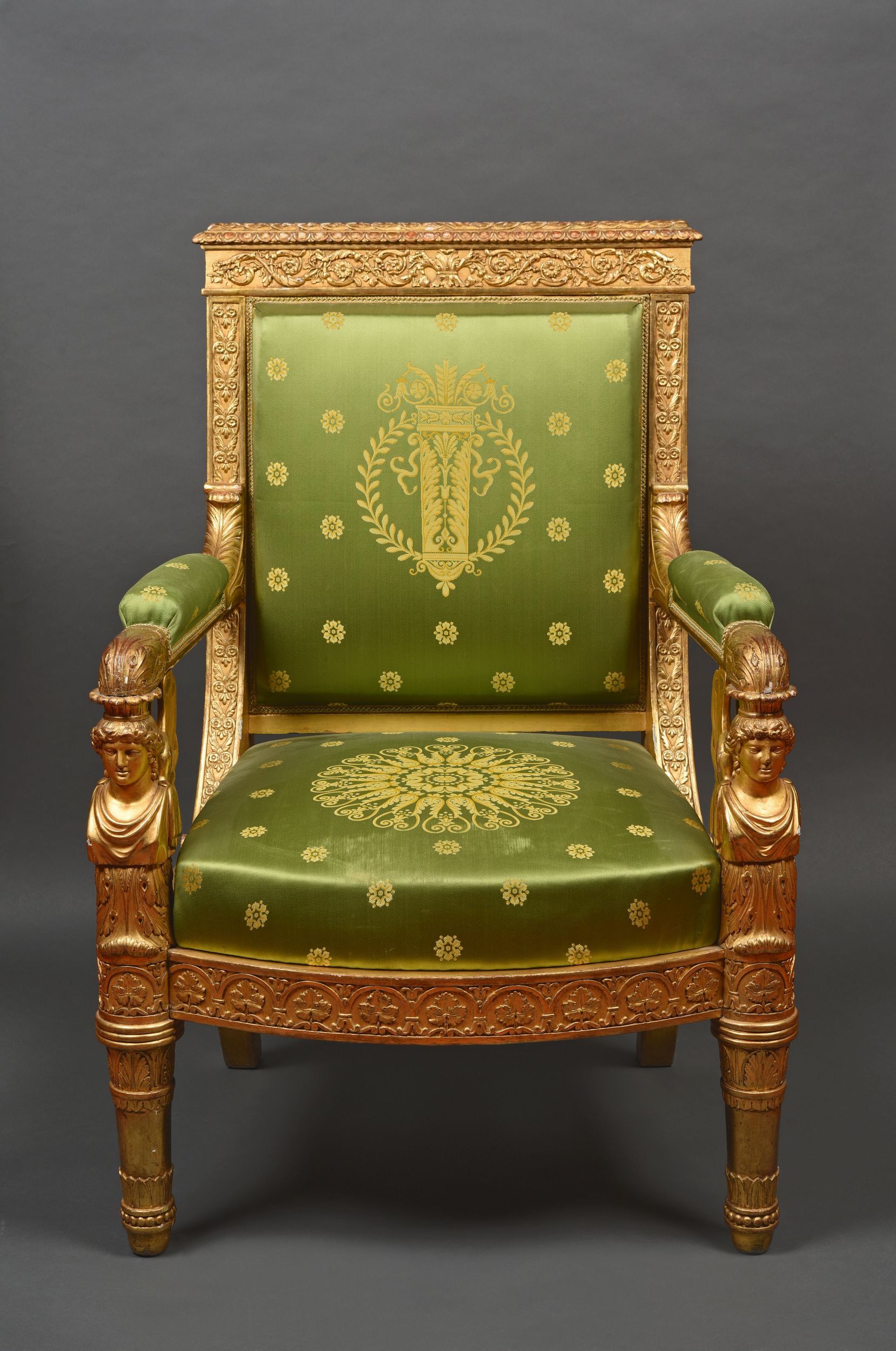 FAUTEUIL D’APPARAT EN BOIS SCULPTE ET DORE A DOSSIER CARRE