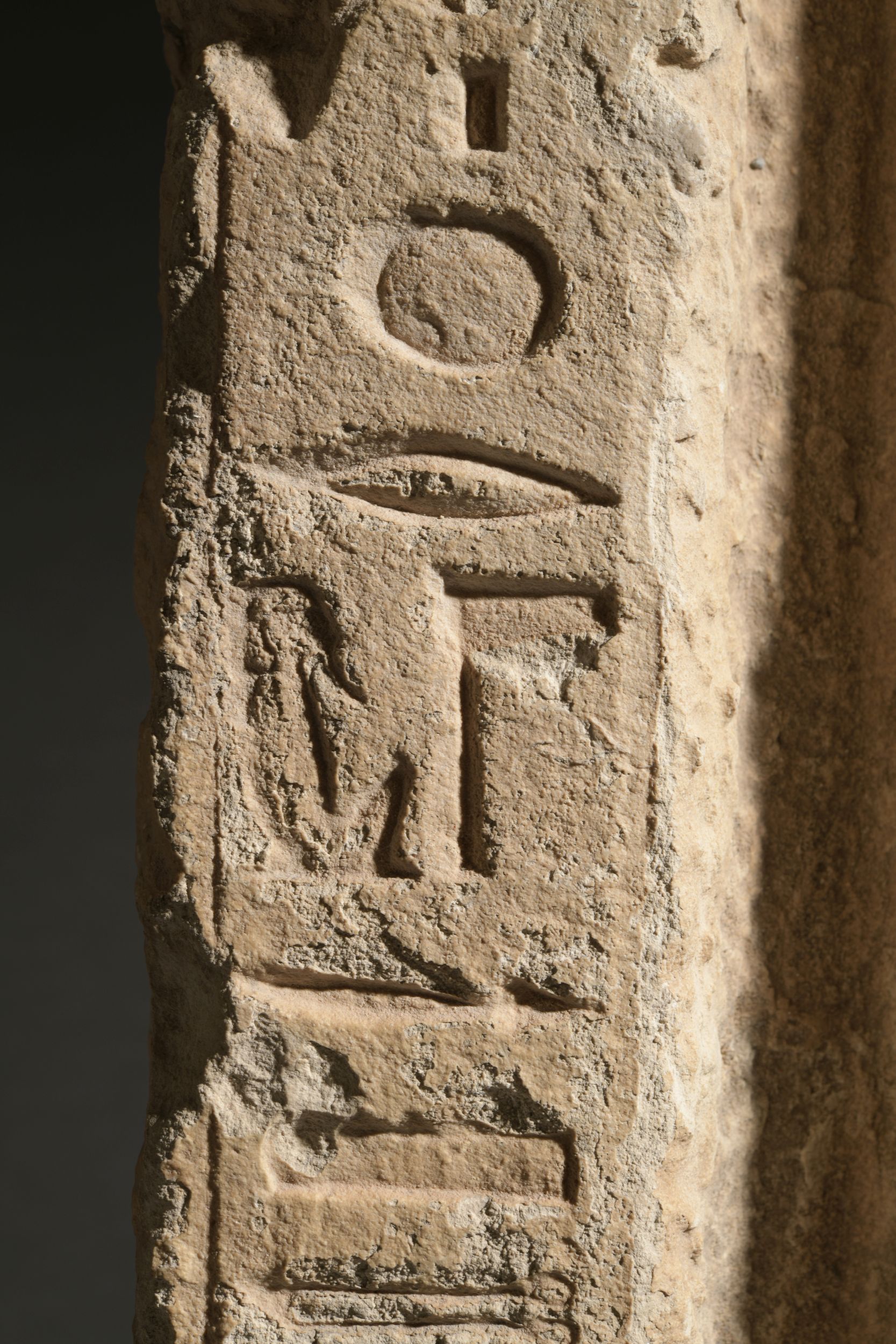 FRAGMENT DE STÈLE FAUSSE PORTE:  | H&ocirc;tel Des Ventes de Monte-Carlo