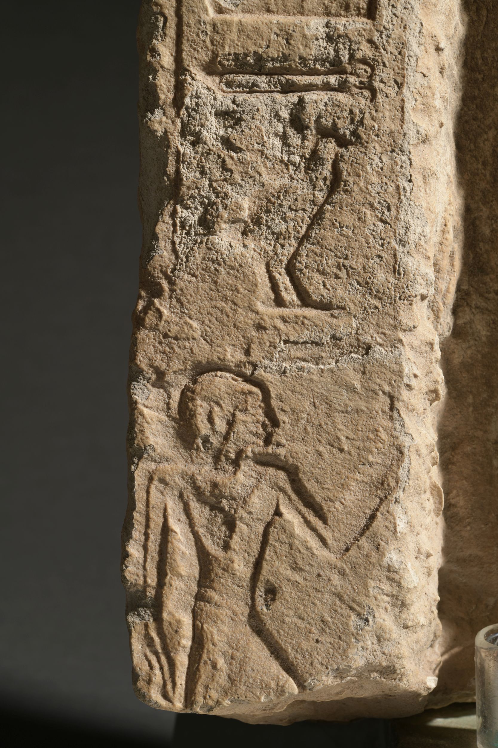 FRAGMENT DE STÈLE FAUSSE PORTE:  | H&ocirc;tel Des Ventes de Monte-Carlo