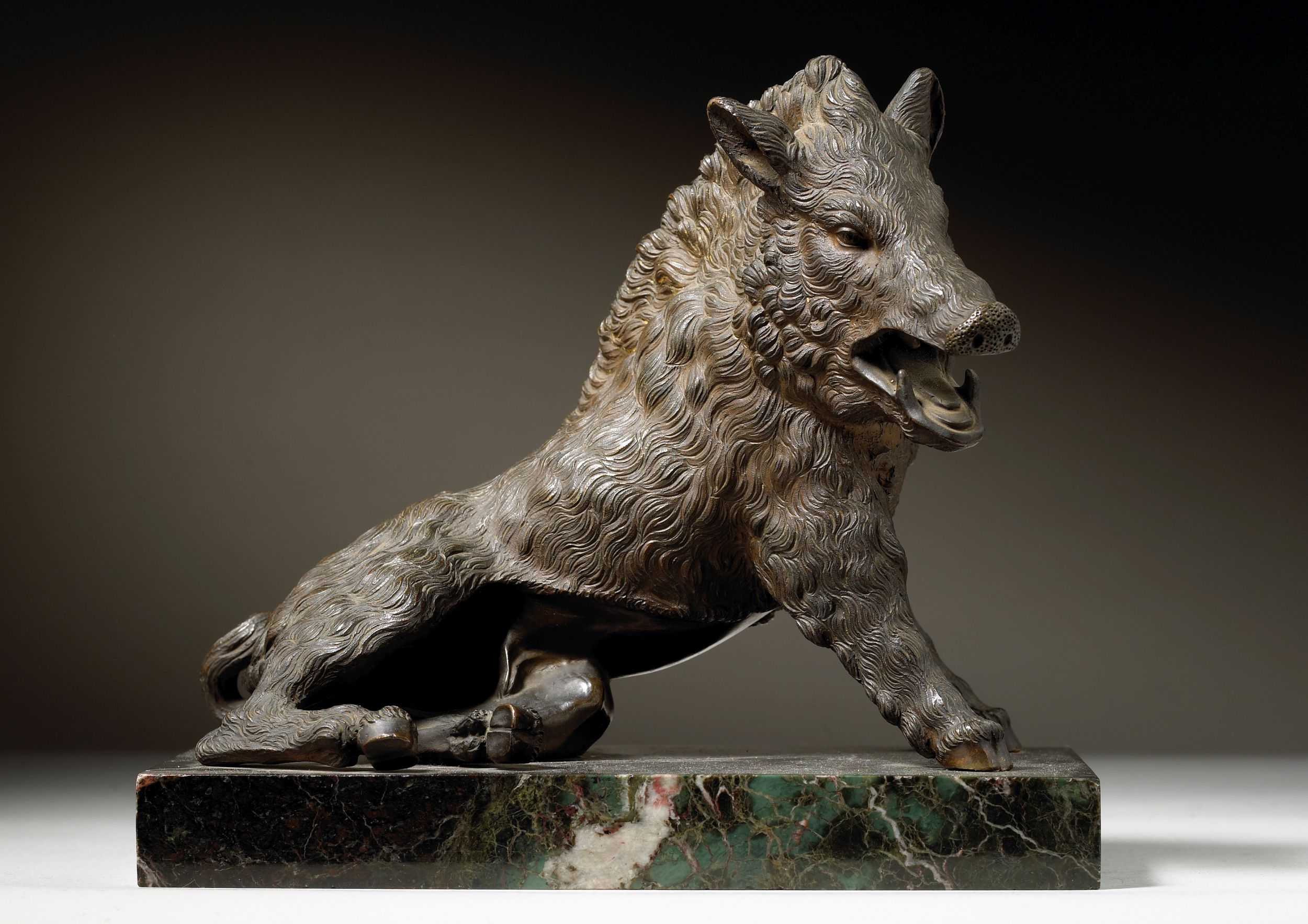 BAS-RELIEF FIGURANT UN LION DÉVORANT UN CERF:  | H&ocirc;tel Des Ventes de Monte-Carlo
