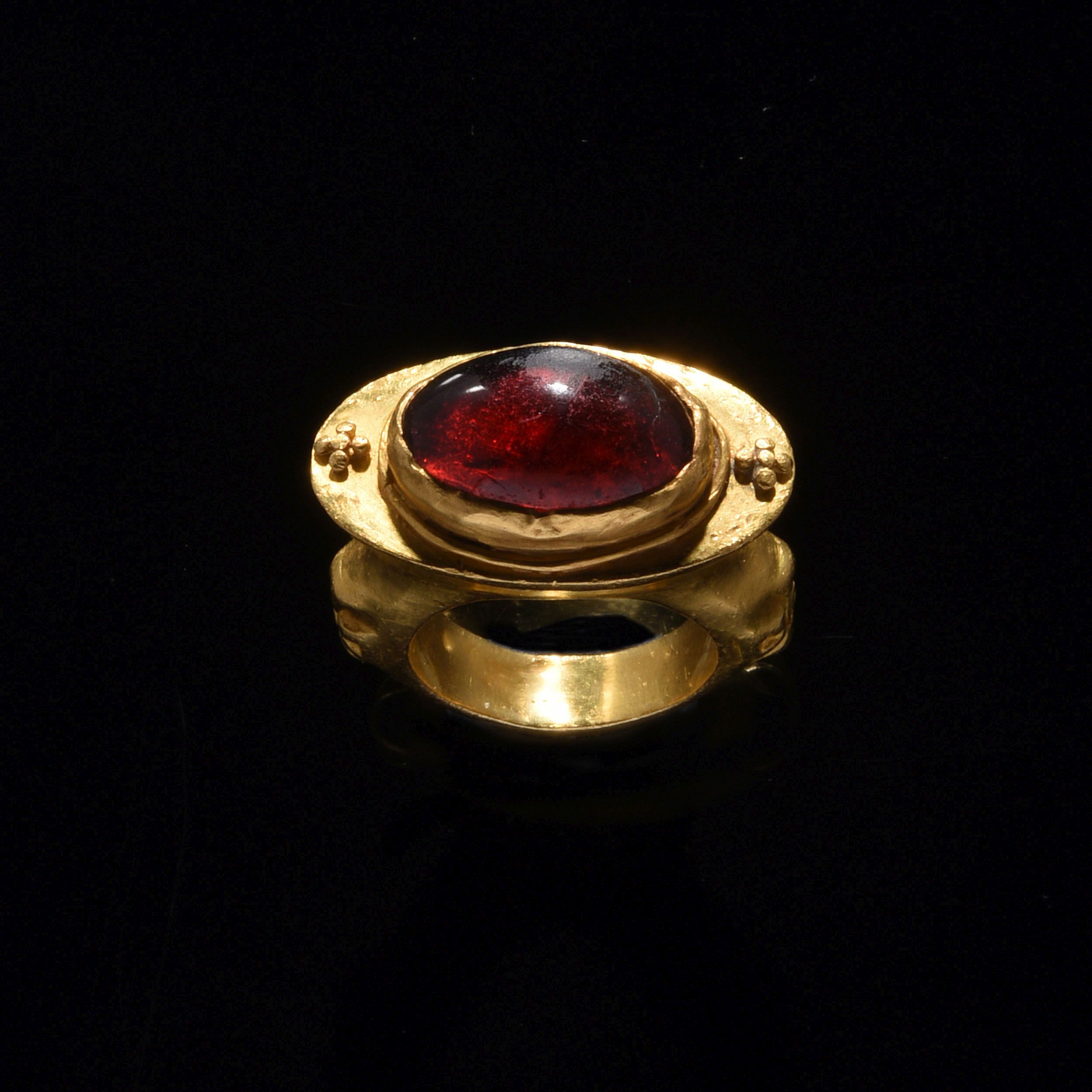 IMPORTANTE BAGUE AVEC DEUX CROIX