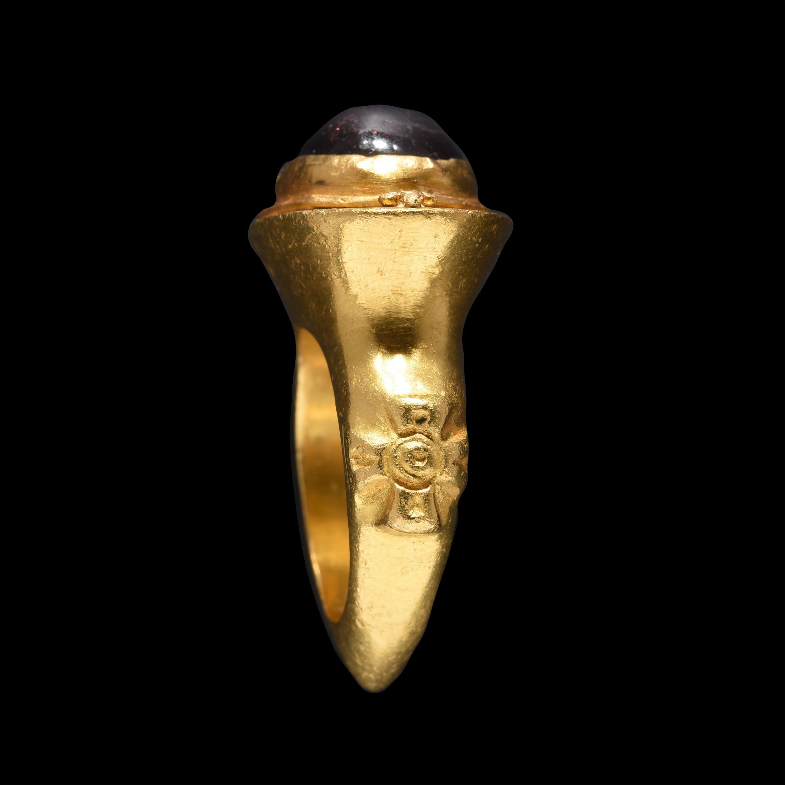 IMPORTANTE BAGUE AVEC DEUX CROIX:  | H&ocirc;tel Des Ventes de Monte-Carlo