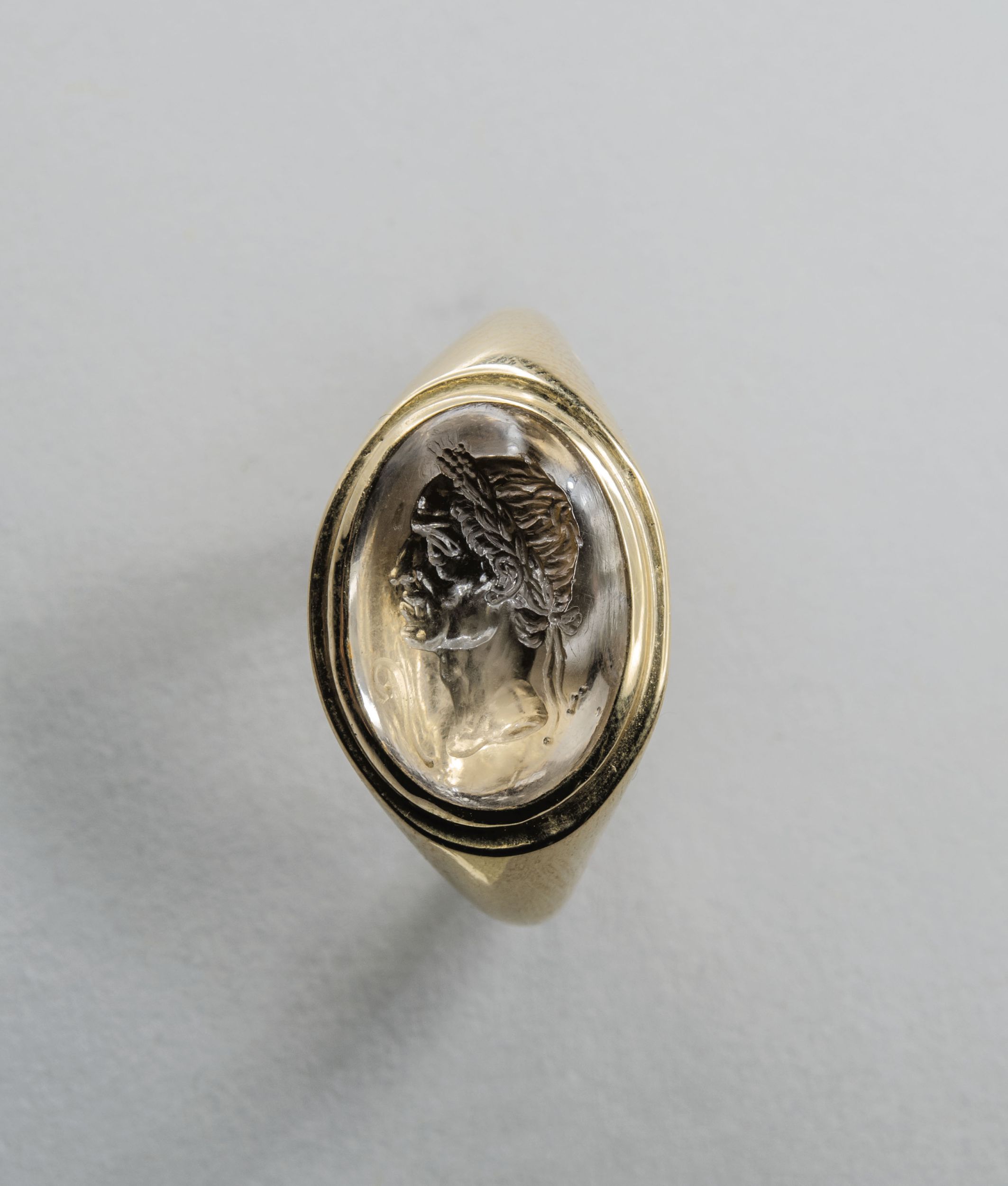 IMPORTANTE BAGUE AVEC INTAILLE ROMAINE FIGURANT CAIUS JULIUS CAESAR