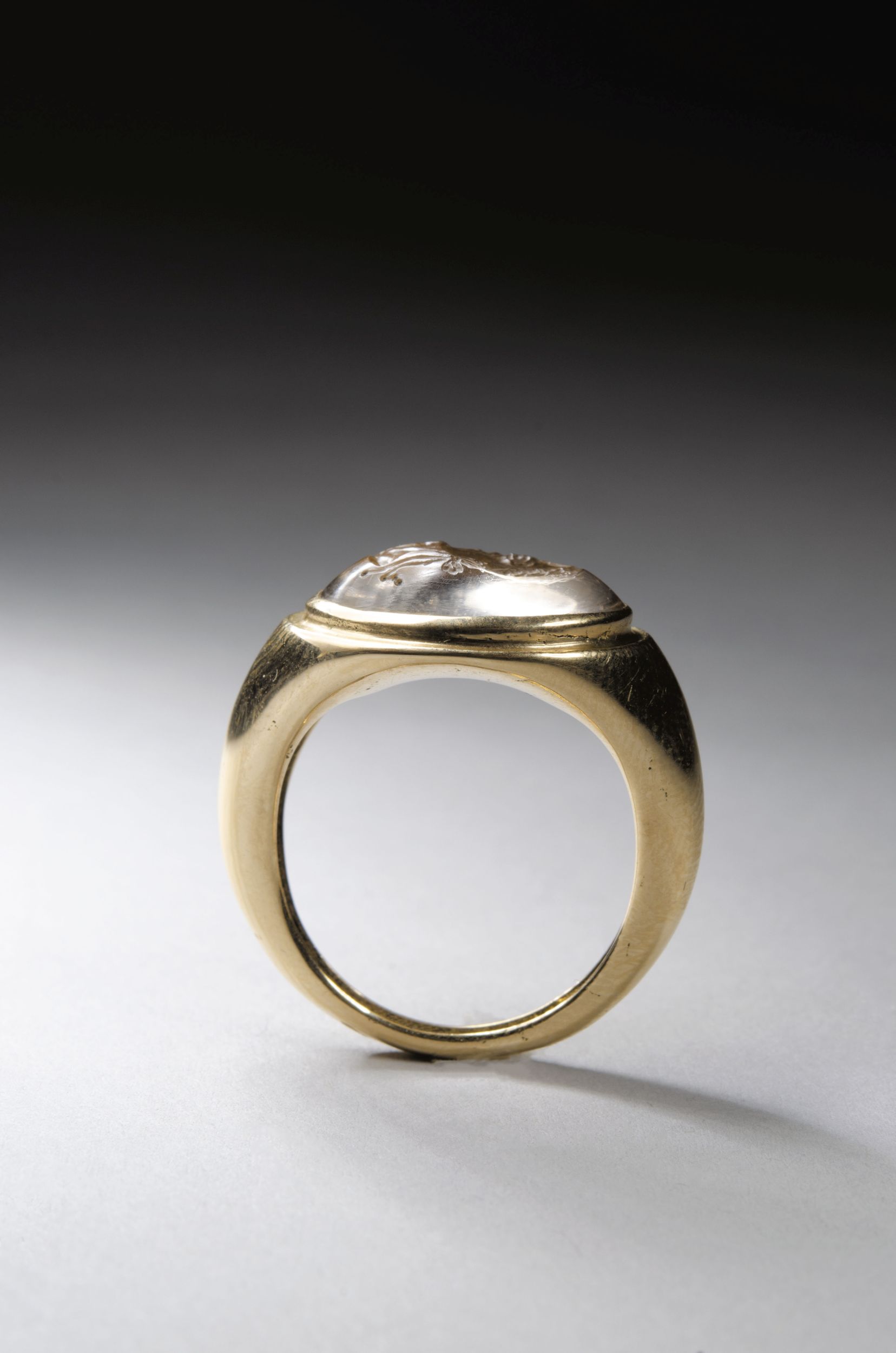 IMPORTANTE BAGUE AVEC INTAILLE ROMAINE FIGURANT CAIUS JULIUS CAESAR:  | H&ocirc;tel Des Ventes de Monte-Carlo