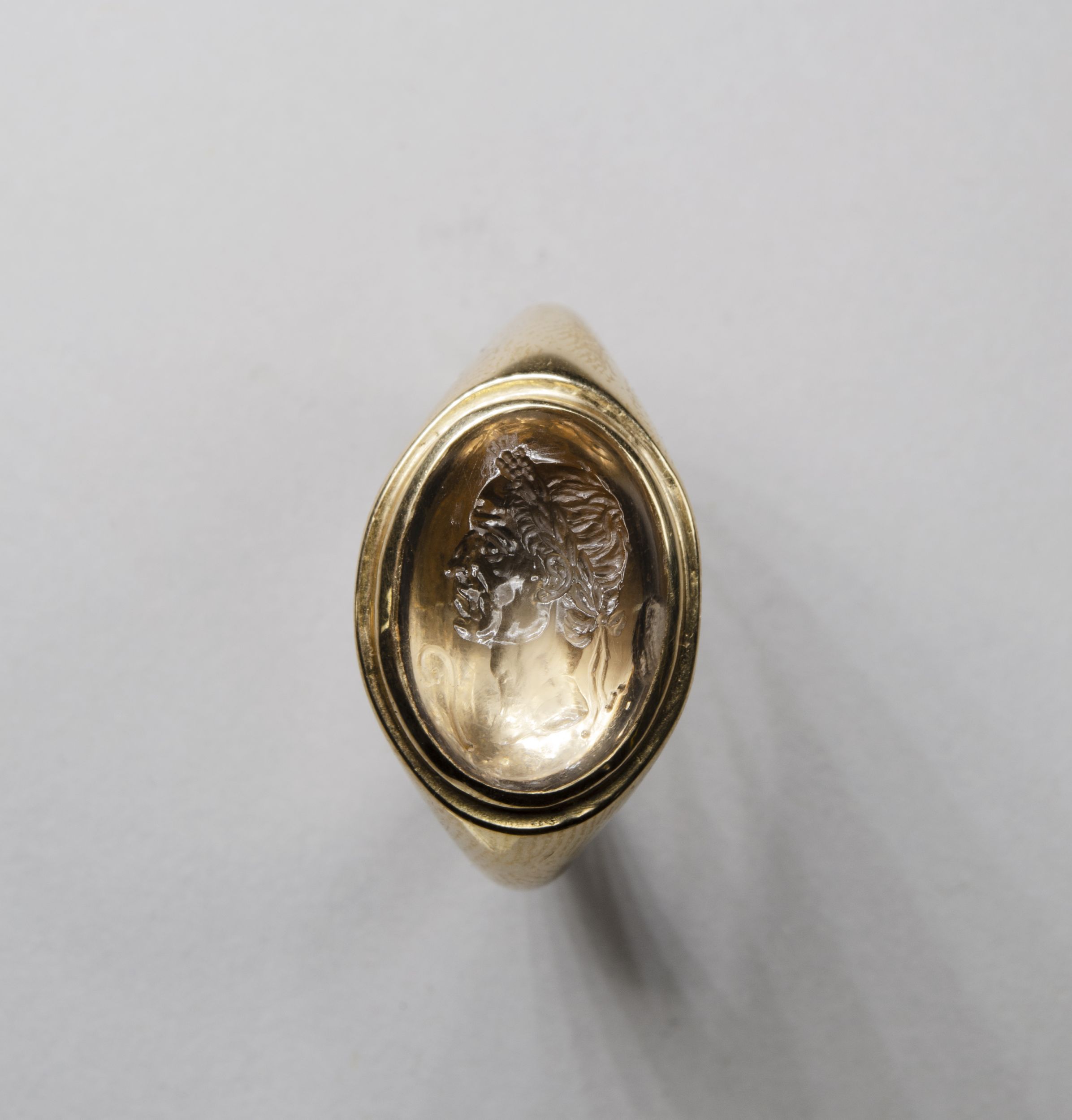 IMPORTANTE BAGUE AVEC INTAILLE ROMAINE FIGURANT CAIUS JULIUS CAESAR:  | H&ocirc;tel Des Ventes de Monte-Carlo