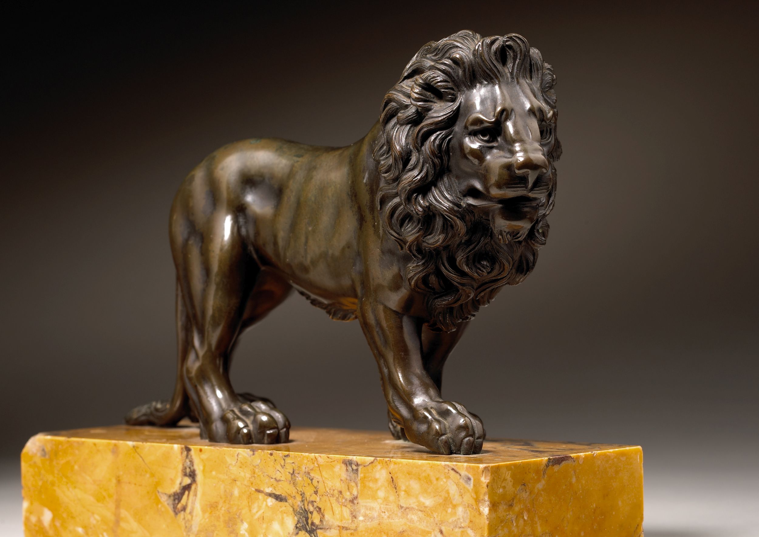BAS-RELIEF FIGURANT UN LION DÉVORANT UN CERF:  | H&ocirc;tel Des Ventes de Monte-Carlo