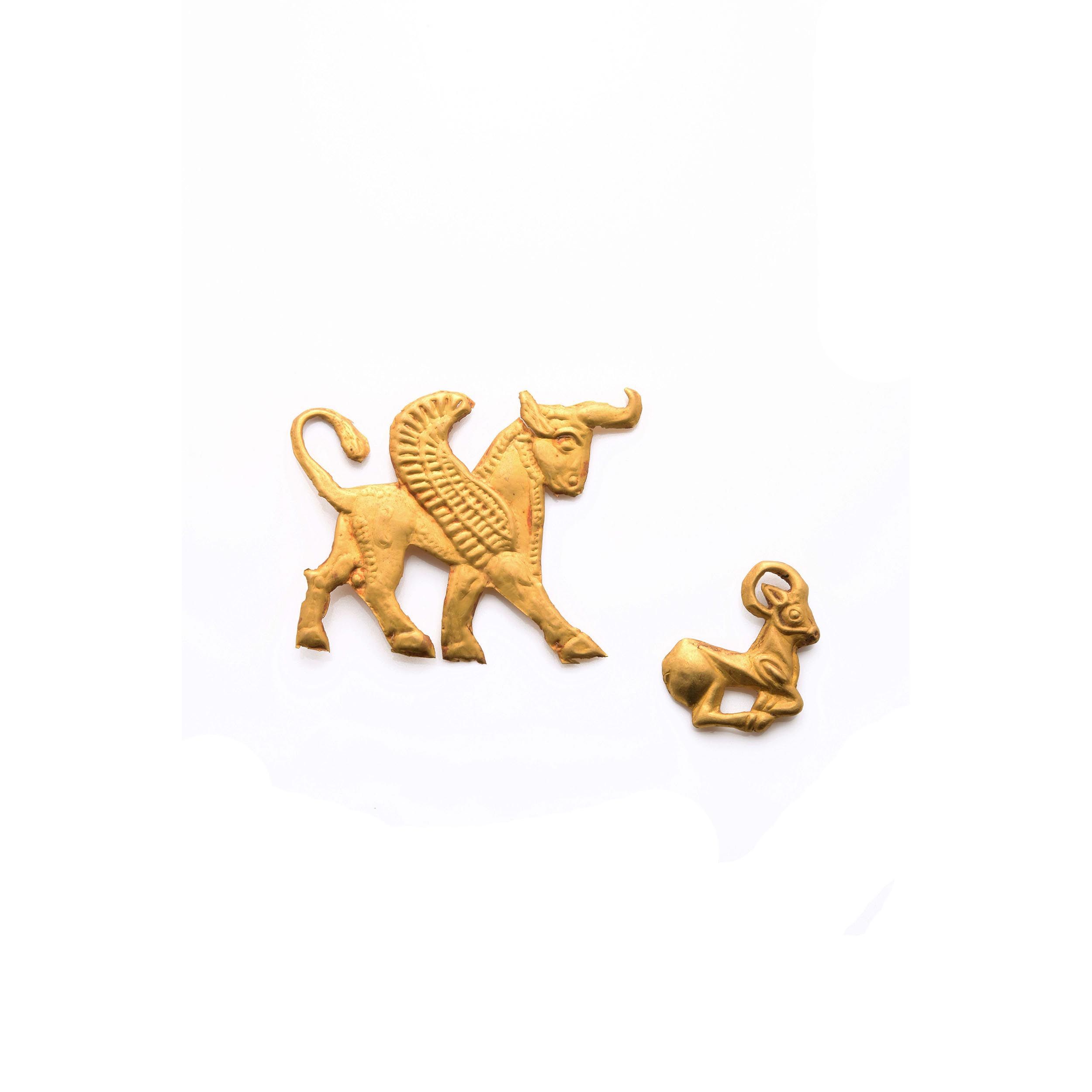 LOT DE DEUX APPLIQUES ORNEMENTALES