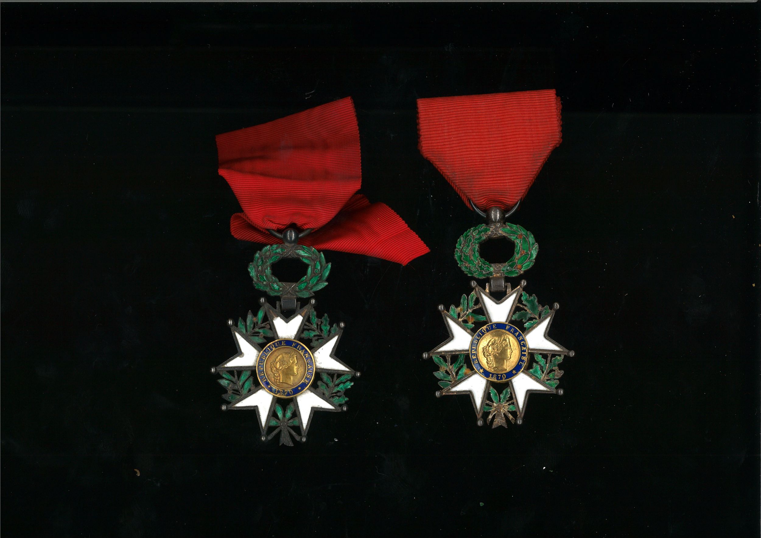 LOT DE 2 CROIX DE CHEVALIER DE L'ORDRE DE LA LEGION D'HONNEUR:  | H&ocirc;tel Des Ventes de Monte-Carlo