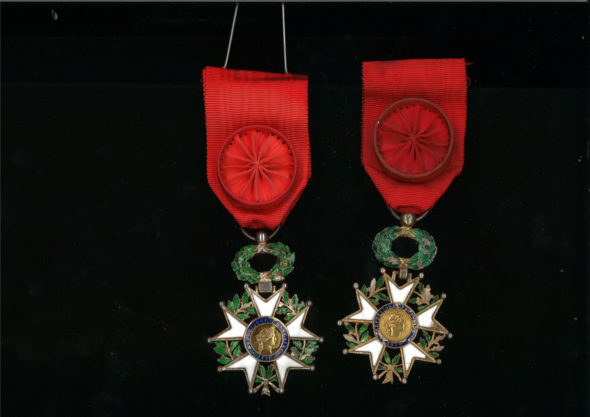 LOT DE 2 CROIX DE CHEVALIER DE L'ORDRE DE LA LEGION D'HONNEUR:  | H&ocirc;tel Des Ventes de Monte-Carlo