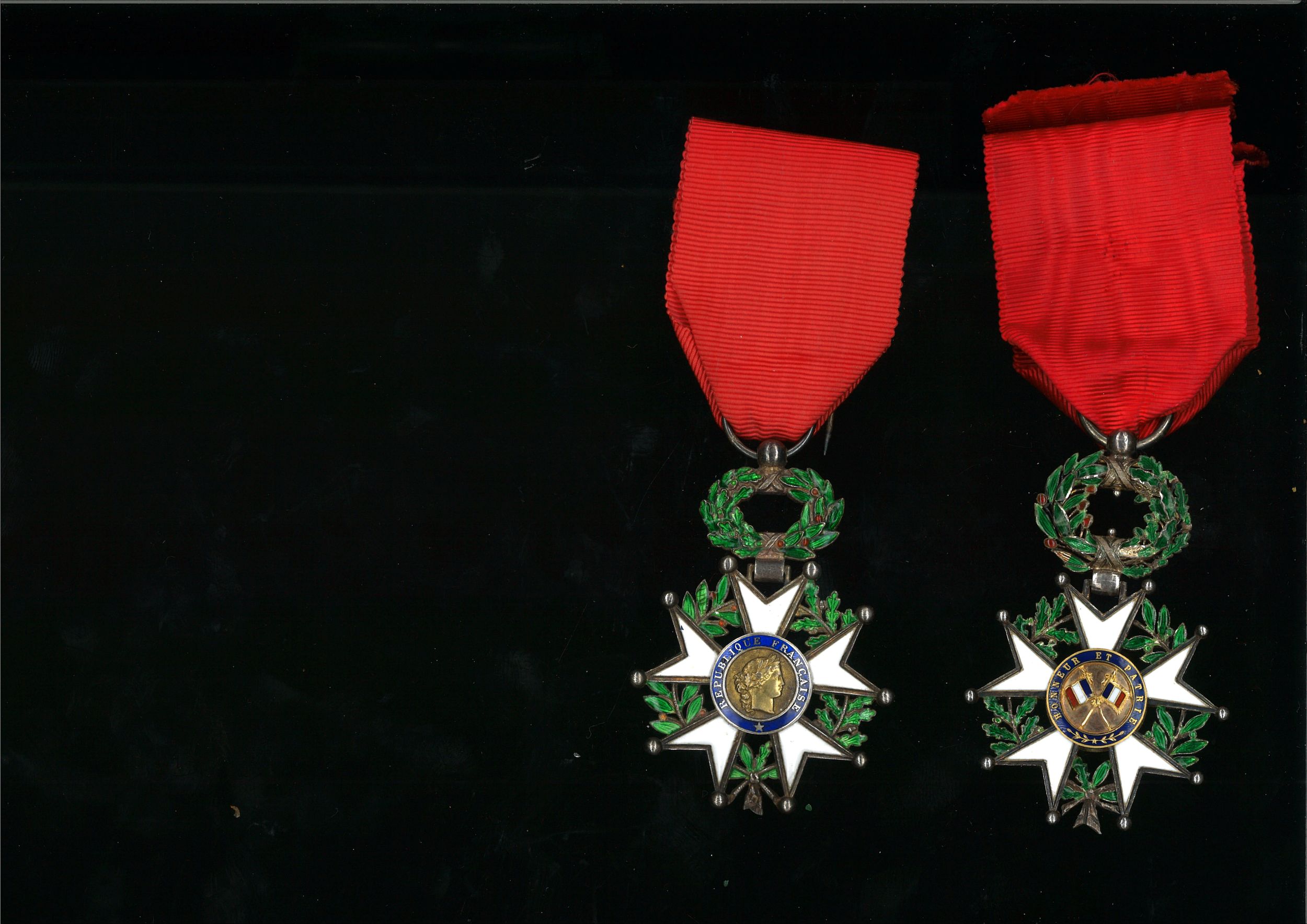 LOT DE 2 CROIX DE CHEVALIER DE L'ORDRE DE LA LEGION D'HONNEUR:  | H&ocirc;tel Des Ventes de Monte-Carlo