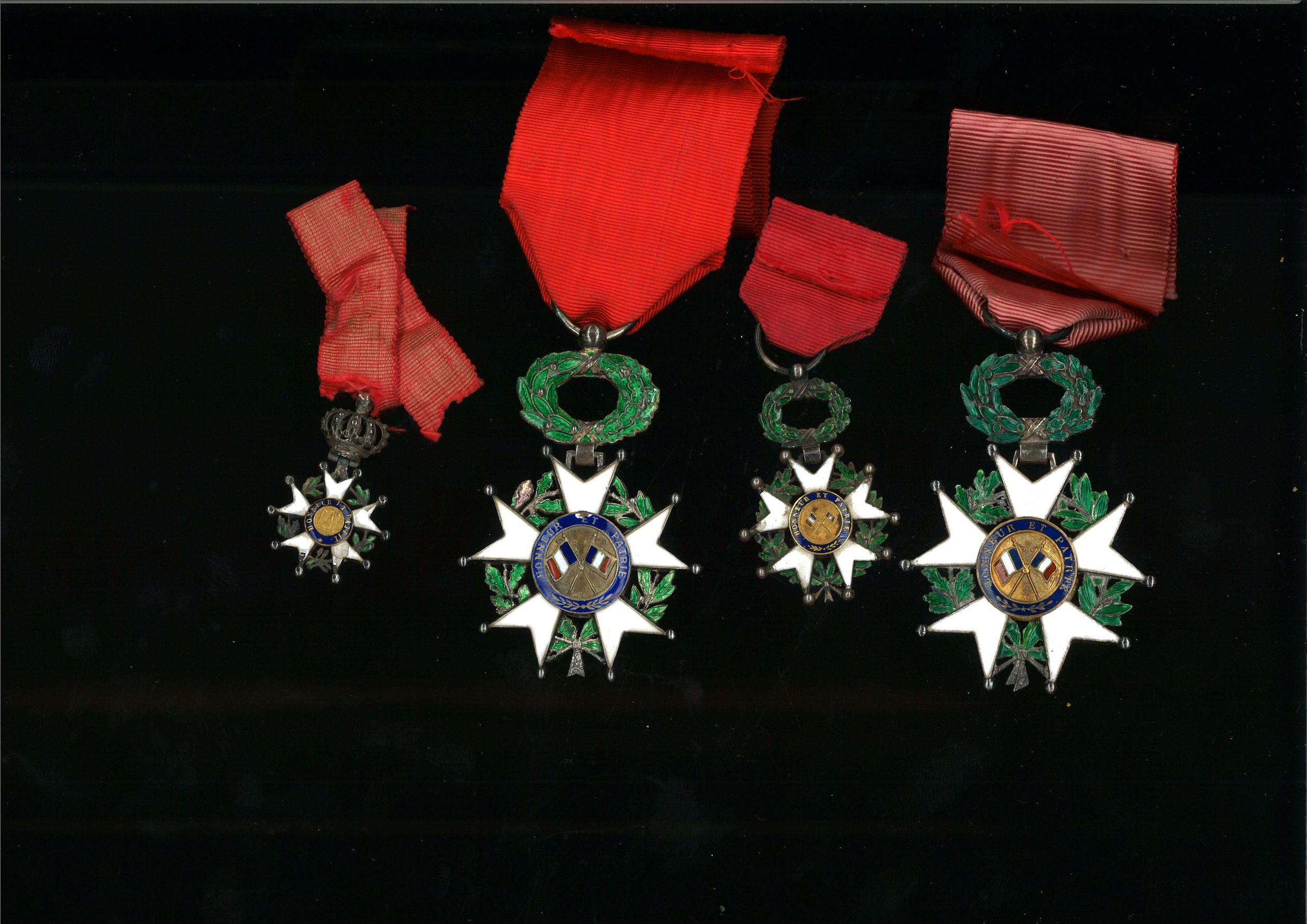 LOT DE DEUX CROIX DE CHEVALIER ET DE DEUX REDUCTIONS DE L'ORDRE DE LA LEGION D'HONNEUR 