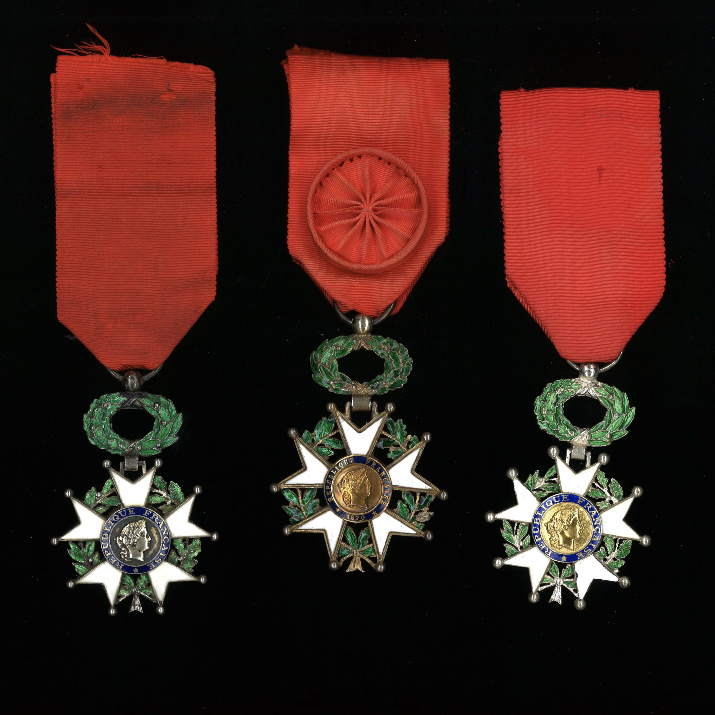 LOT DE TROIS CROIX D'OFFICIER ET CHEVALIER DE L'ORDRE DE LA LEGION D'HONNEUR