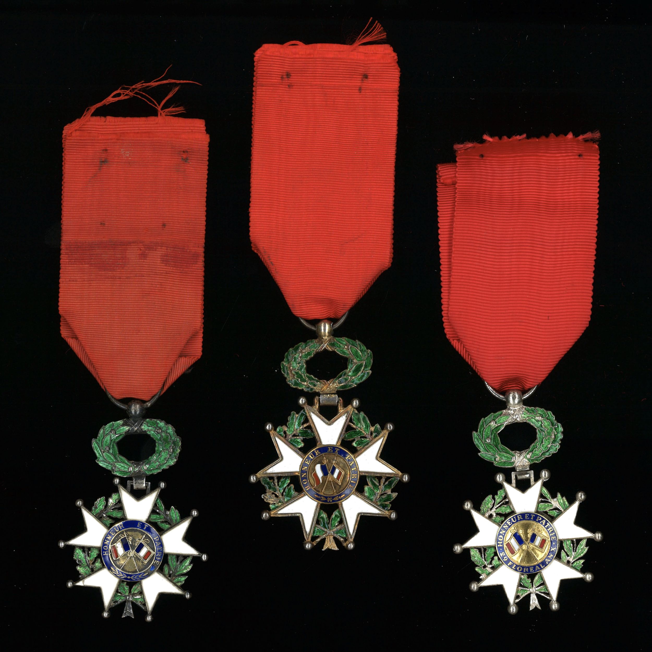 LOT DE TROIS CROIX D'OFFICIER ET CHEVALIER DE L'ORDRE DE LA LEGION D'HONNEUR:  | H&ocirc;tel Des Ventes de Monte-Carlo