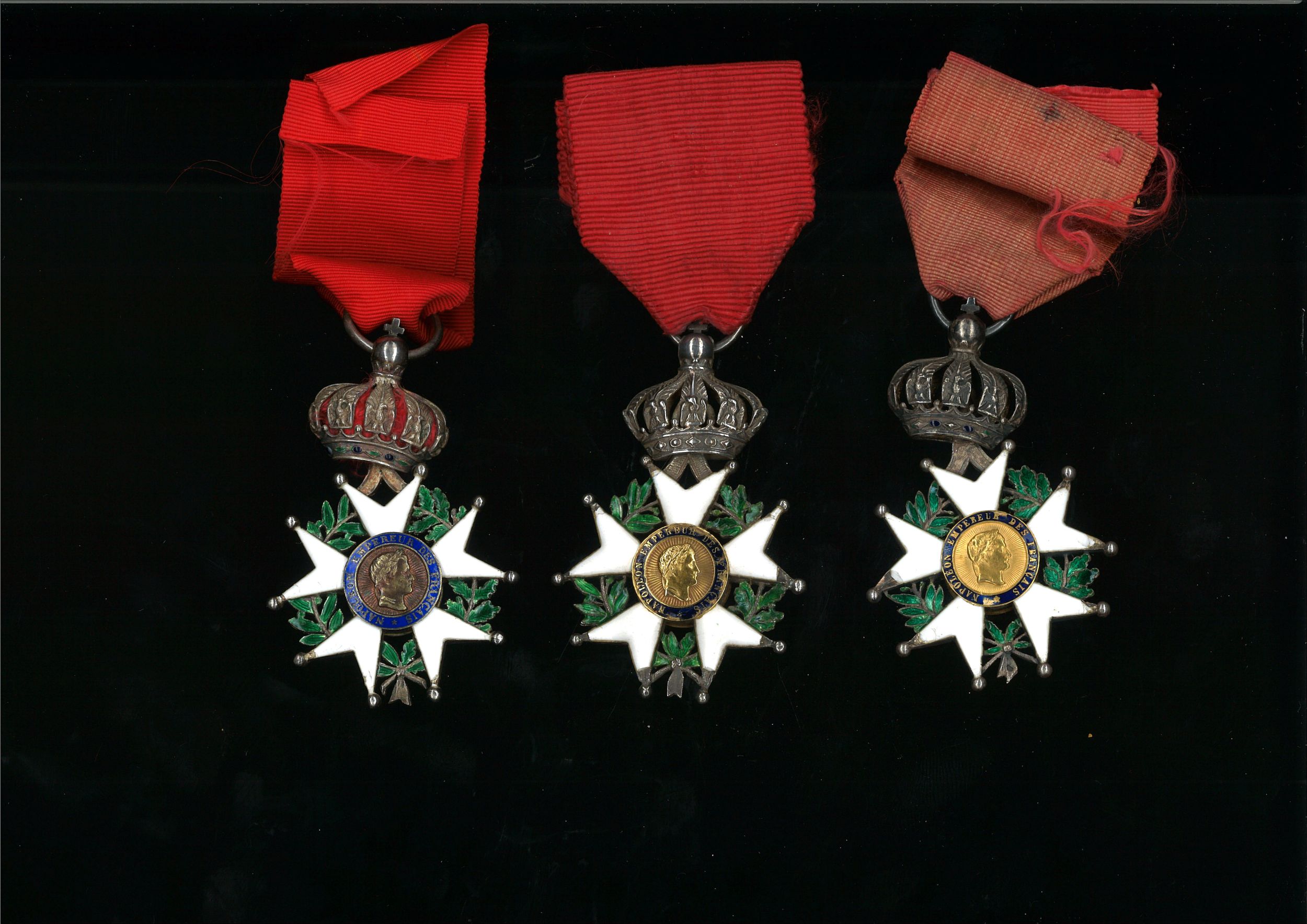 LOT DE TROIS CROIX DE CHEVALIER DE L'ORDRE DE LA LEGION D'HONNEUR 
