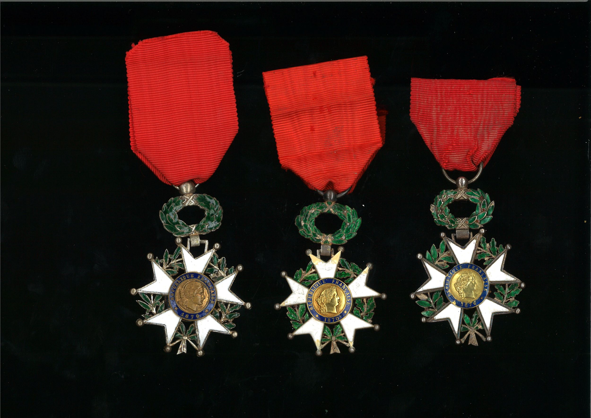 LOT DE 2 CROIX DE CHEVALIER DE L'ORDRE DE LA LEGION D'HONNEUR:  | H&ocirc;tel Des Ventes de Monte-Carlo