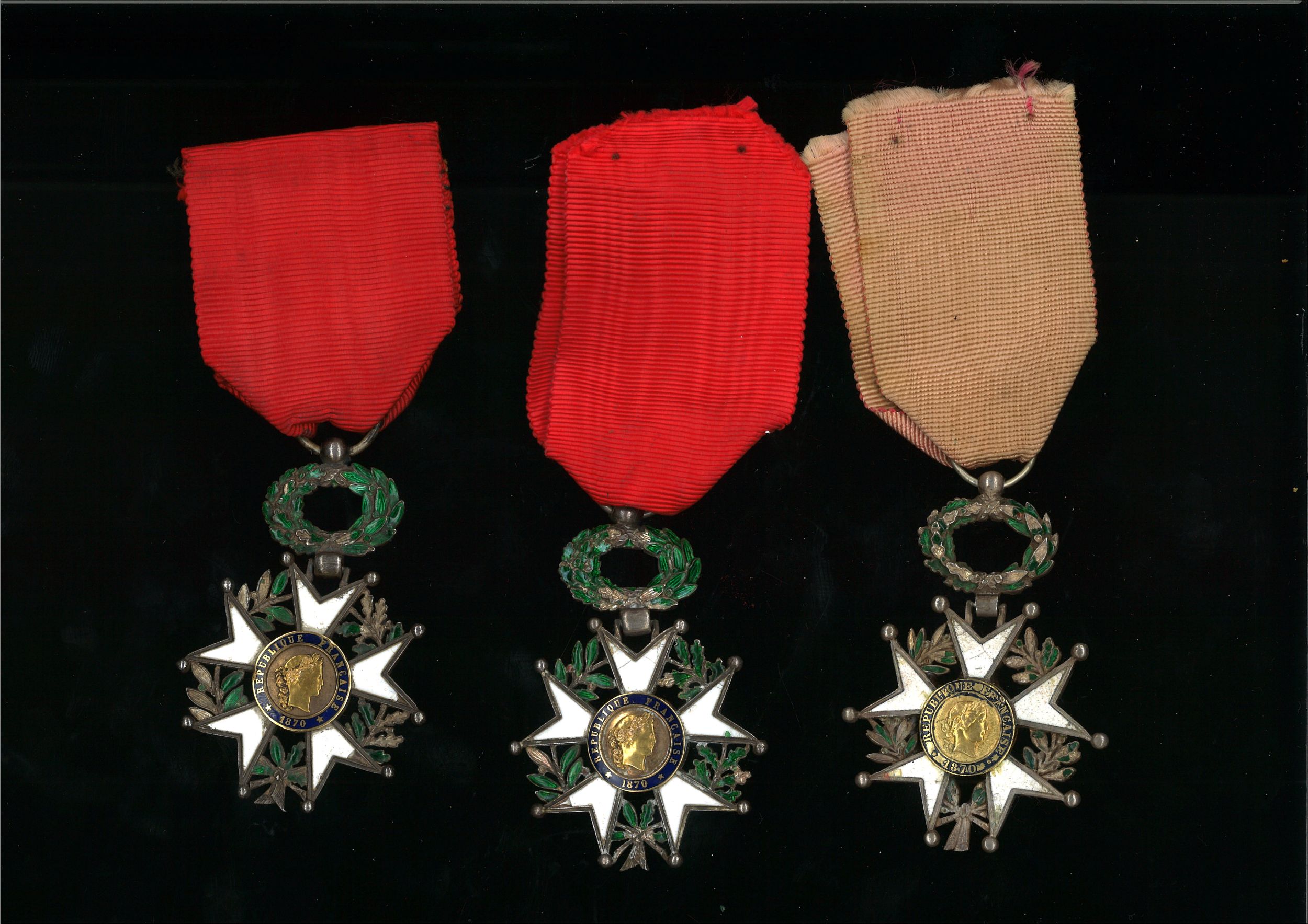 LOT DE 2 CROIX DE CHEVALIER DE L'ORDRE DE LA LEGION D'HONNEUR:  | H&ocirc;tel Des Ventes de Monte-Carlo