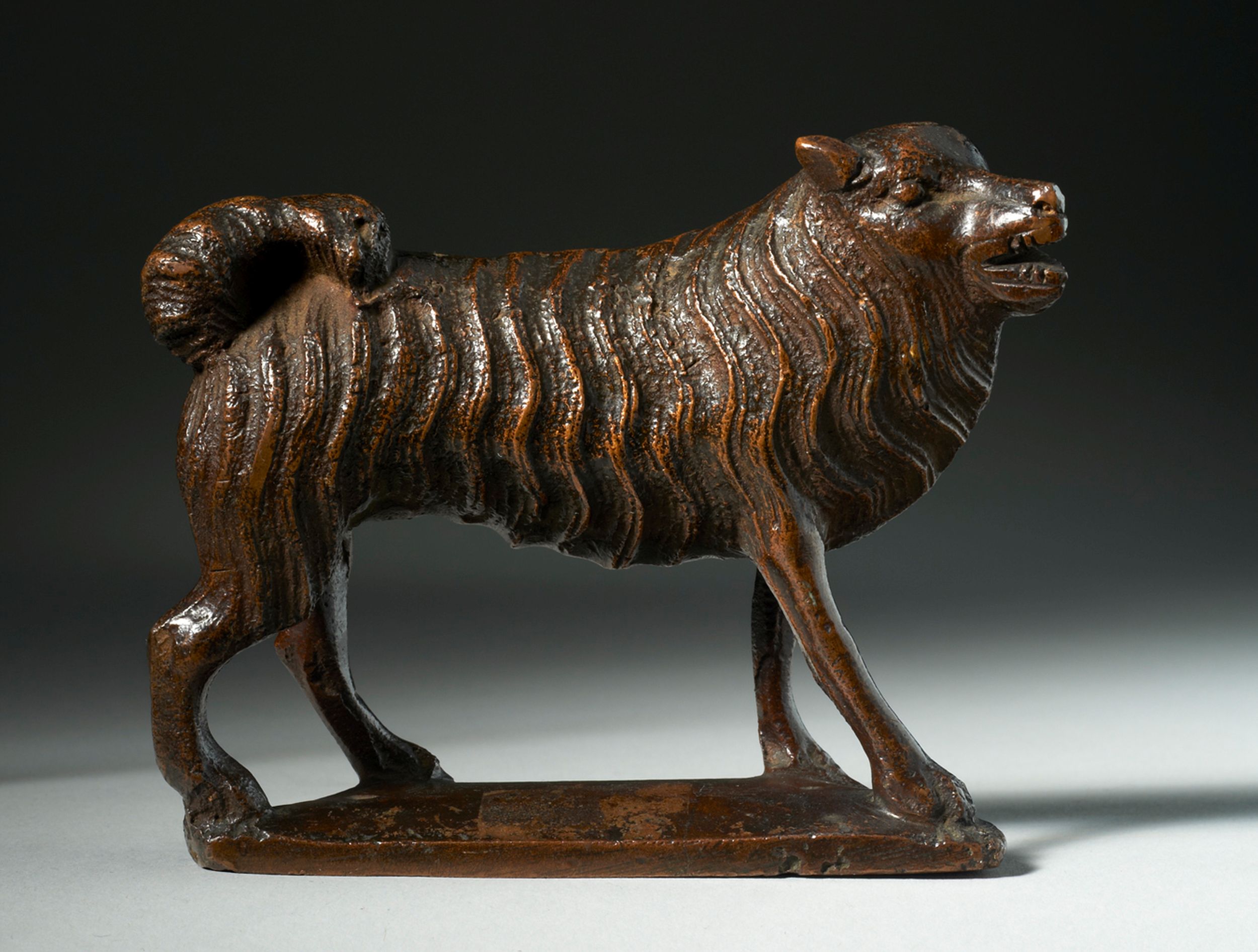 BAS-RELIEF FIGURANT UN LION DÉVORANT UN CERF:  | H&ocirc;tel Des Ventes de Monte-Carlo