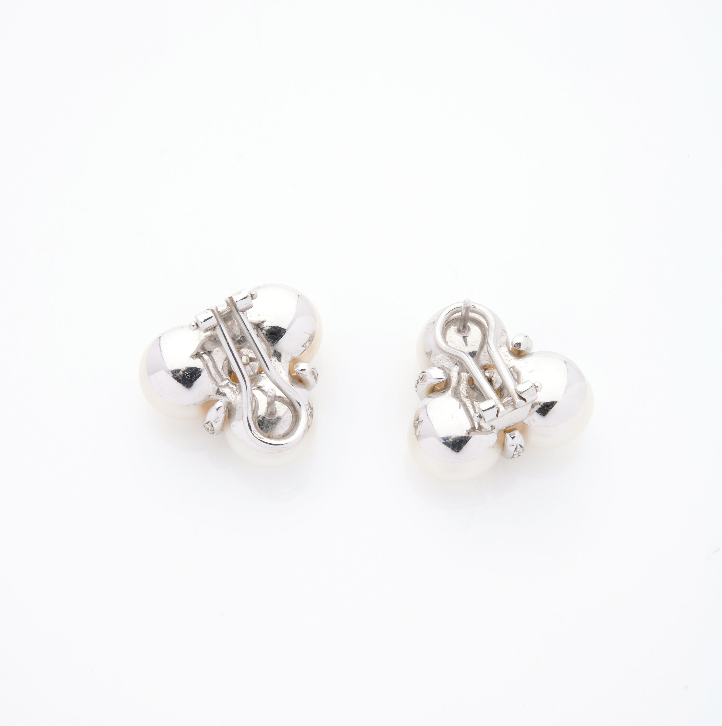 PAIRE DE BOUCLES D'OREILLES:  | H&ocirc;tel Des Ventes de Monte-Carlo