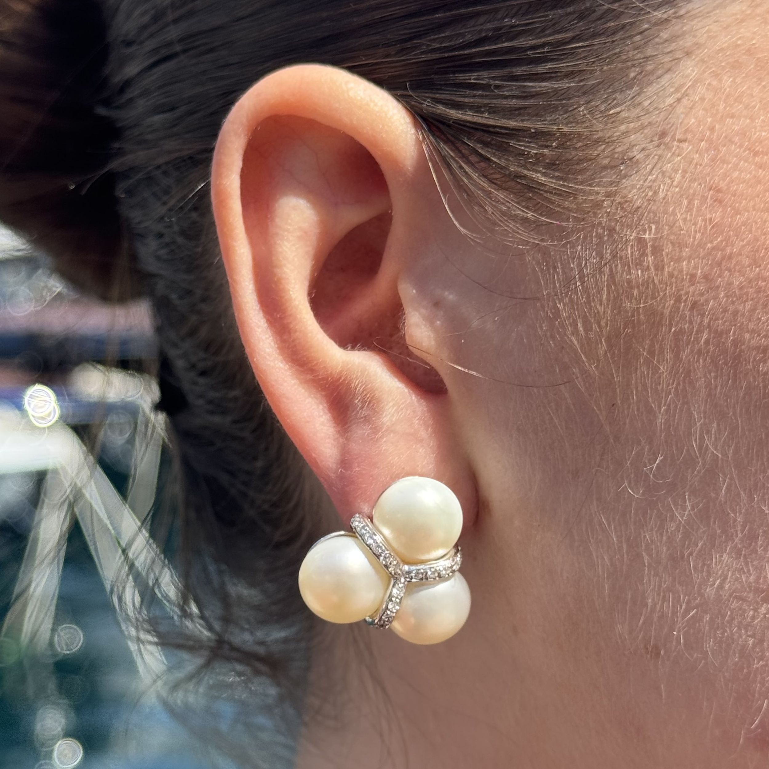 PAIRE DE BOUCLES D'OREILLES:  | H&ocirc;tel Des Ventes de Monte-Carlo