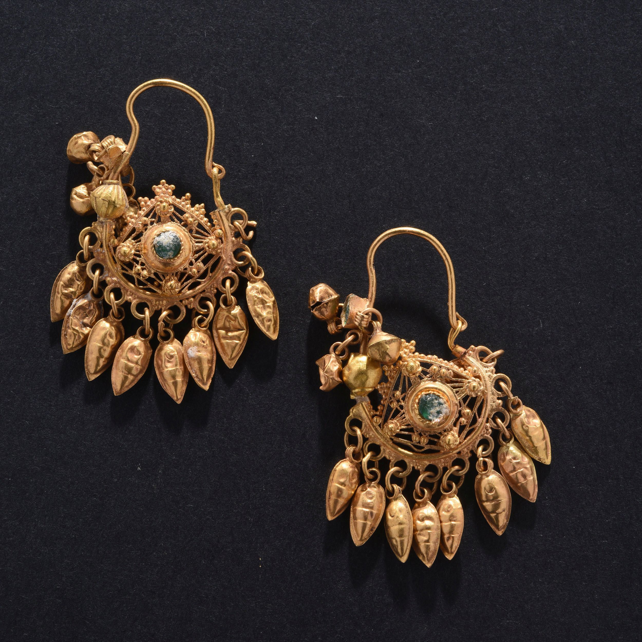 PAIRE DE BOUCLES D’OREILLES À PENDELOQUES