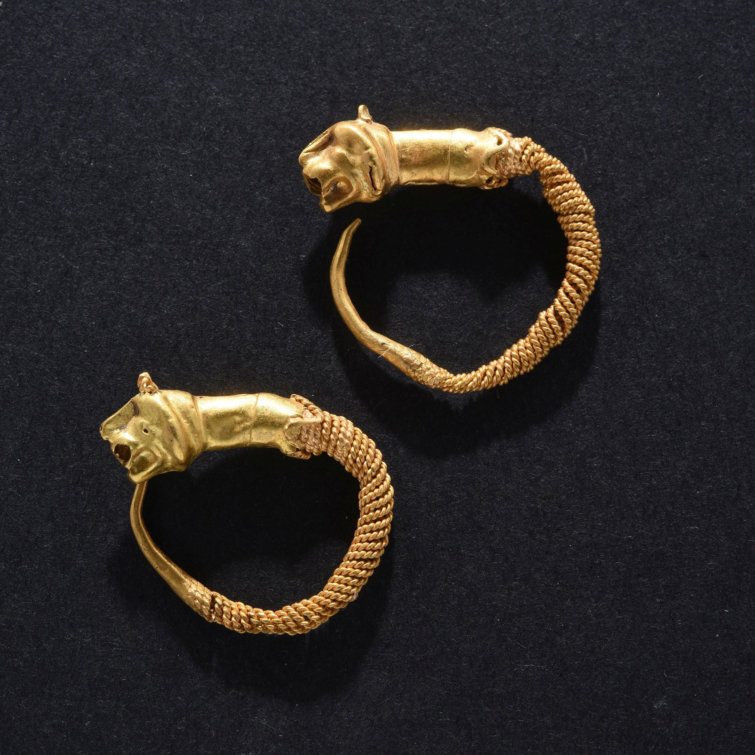 PAIRE DE BOUCLES D’OREILLES À PROTOMÉS