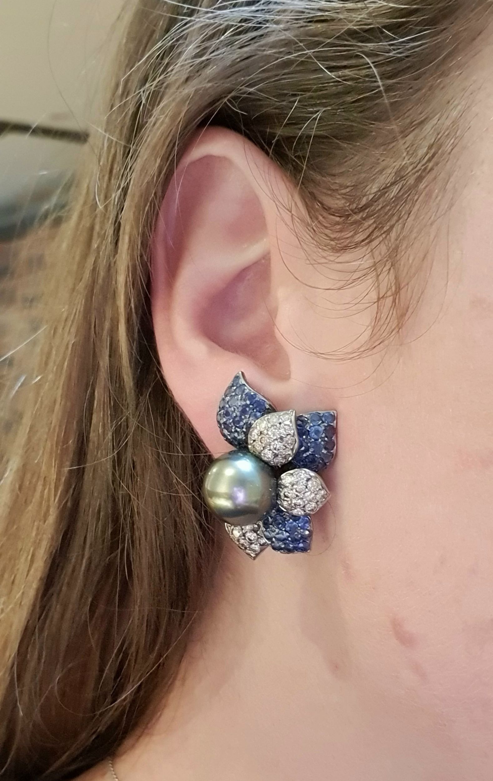PAIRE DE CLIPS D'OREILLES FLEURS:  | H&ocirc;tel Des Ventes de Monte-Carlo