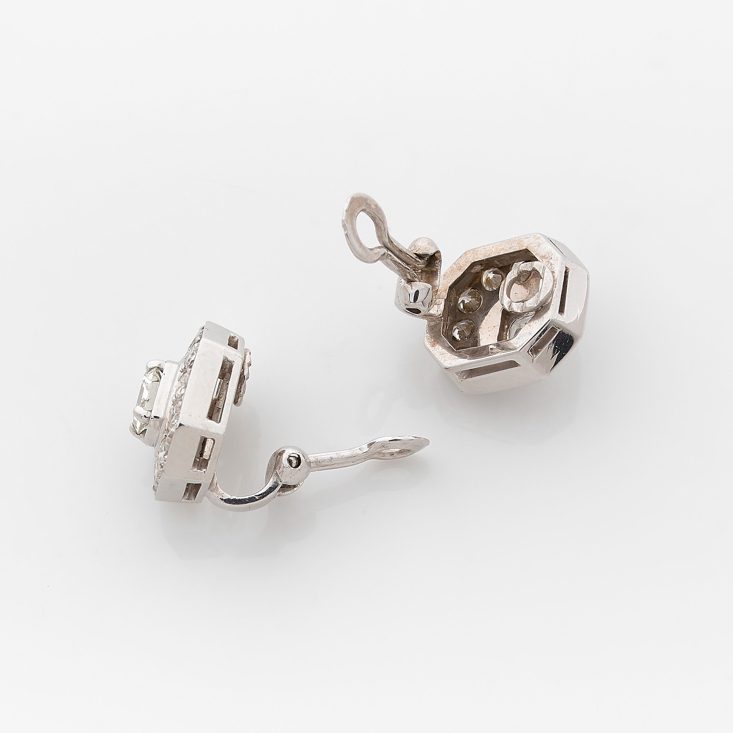 PAIRE DE CLIPS D'OREILLES OCTOGONAUX:  | H&ocirc;tel Des Ventes de Monte-Carlo