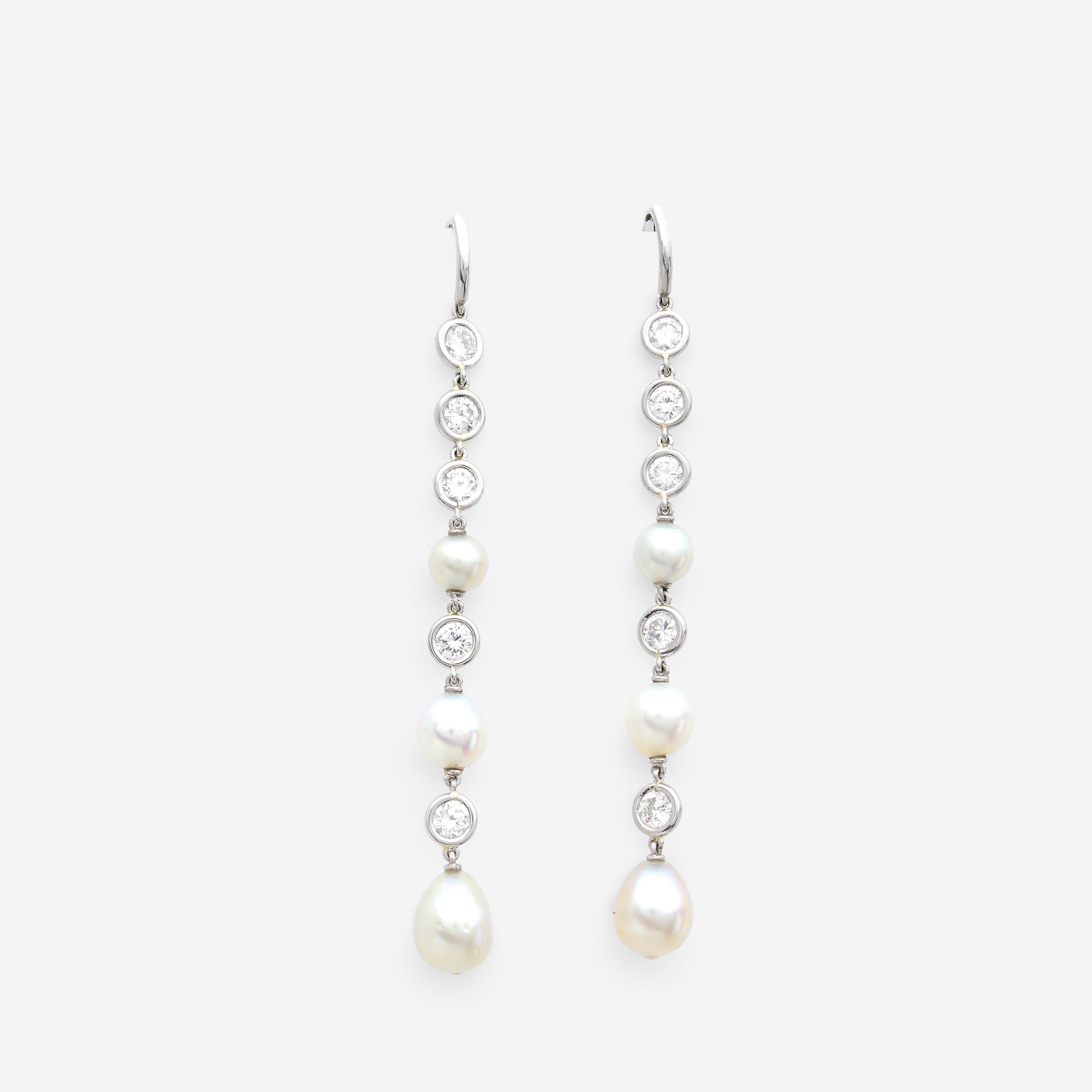 PAIRE DE DELICATS PENDANTS D'OREILLES