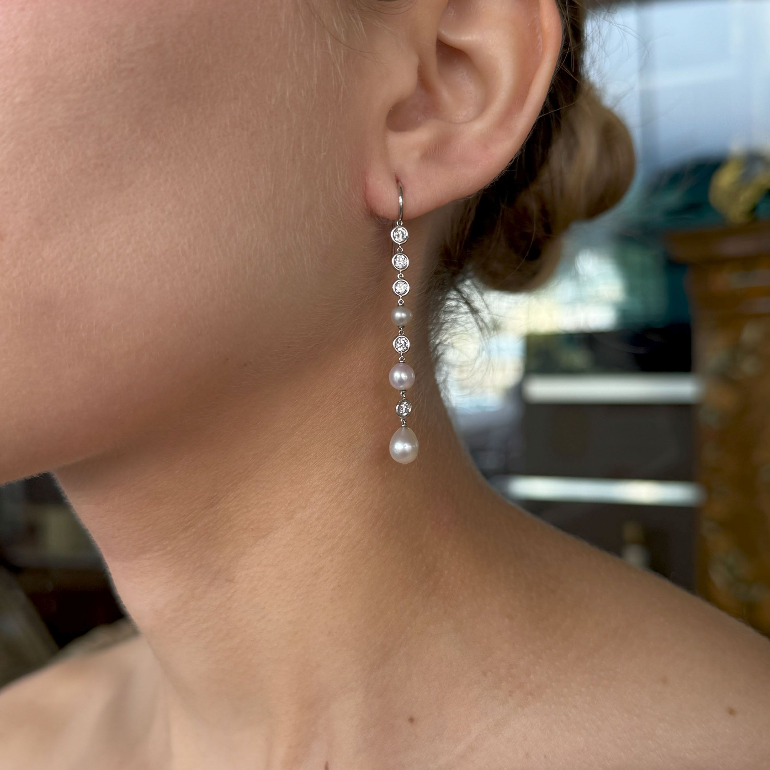 PAIRE DE DELICATS PENDANTS D'OREILLES:  | H&ocirc;tel Des Ventes de Monte-Carlo