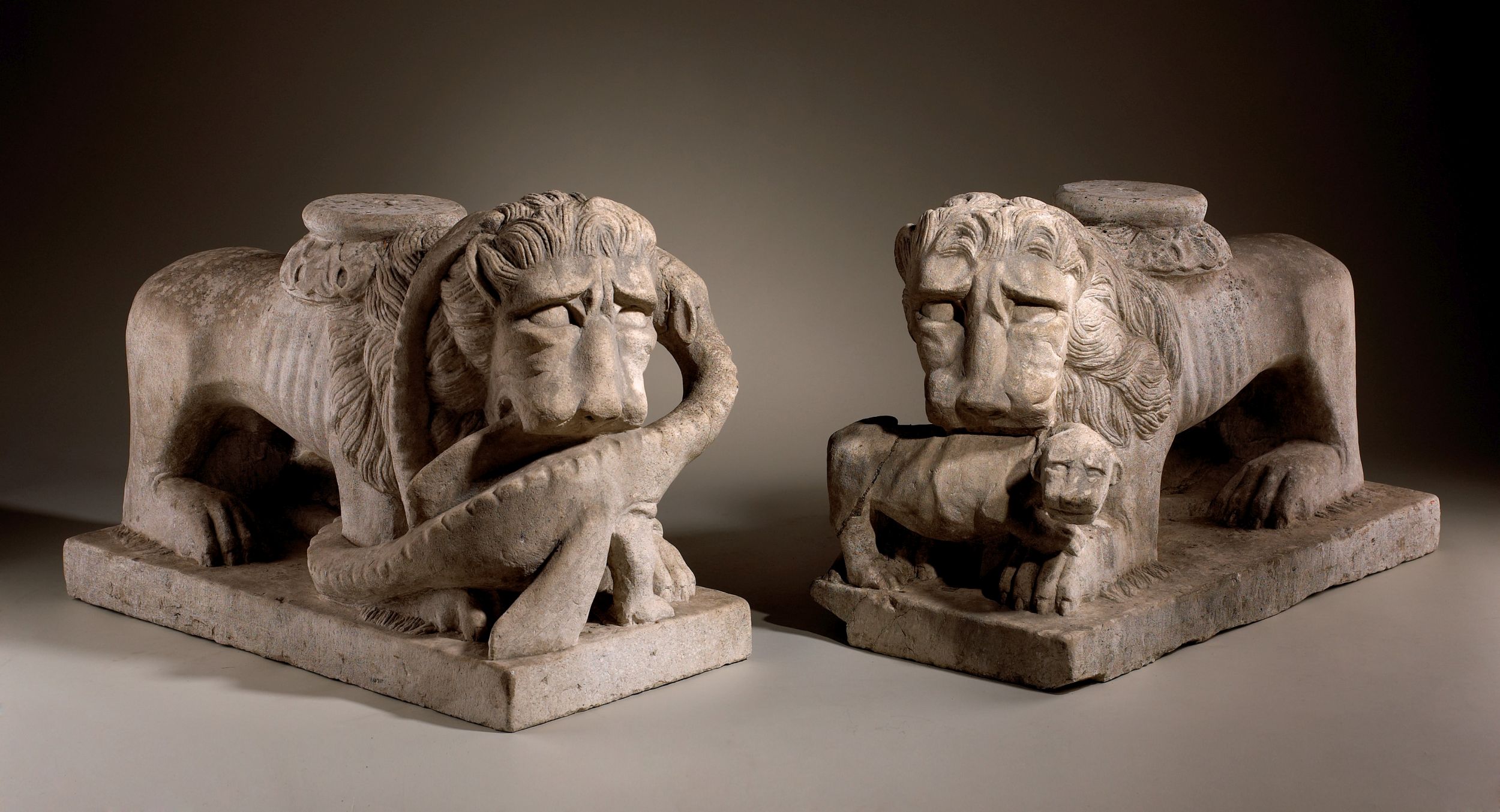 PAIRE DE LIONS STYLOPHORES