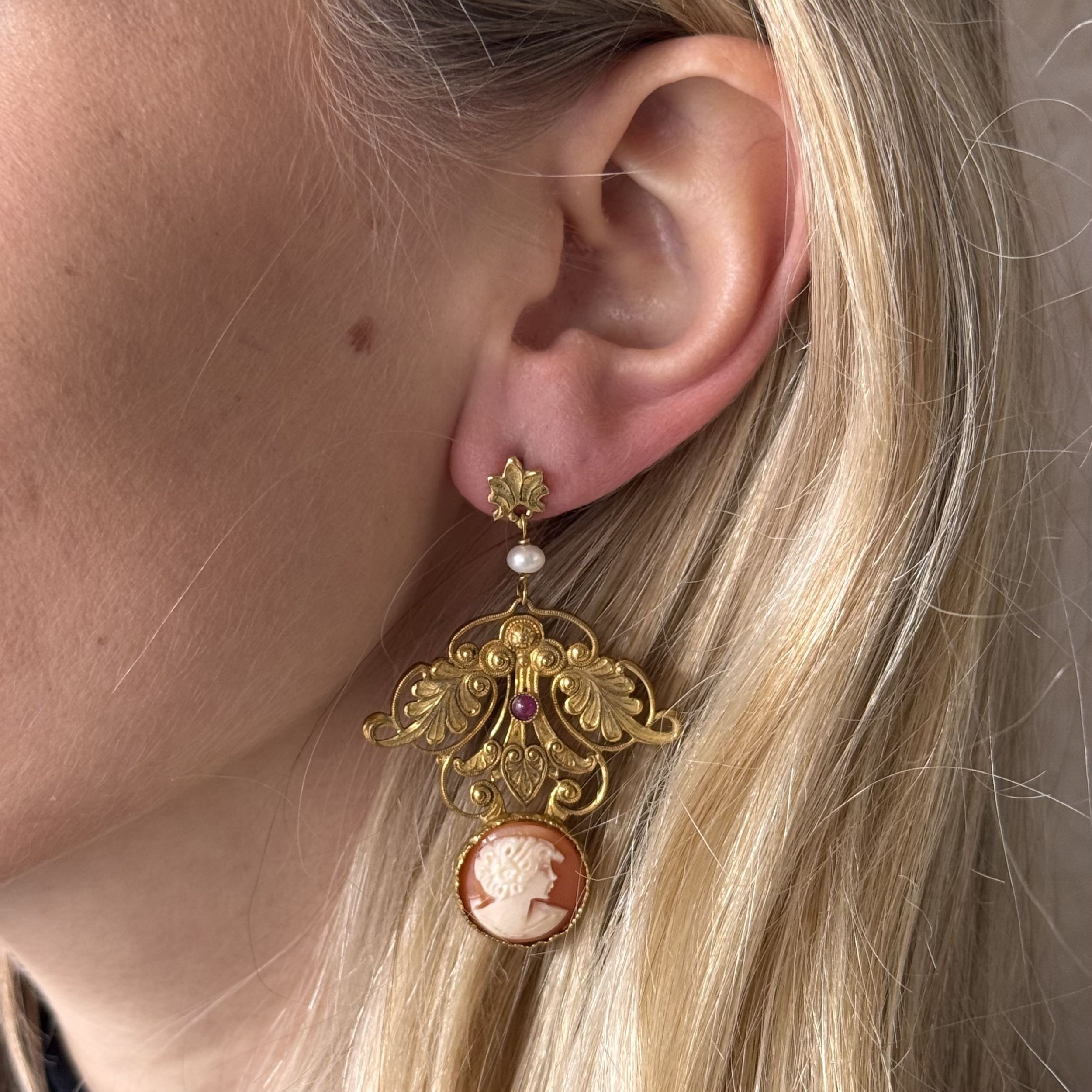 PAIRE DE PENDANTS D'OREILLES:  | H&ocirc;tel Des Ventes de Monte-Carlo
