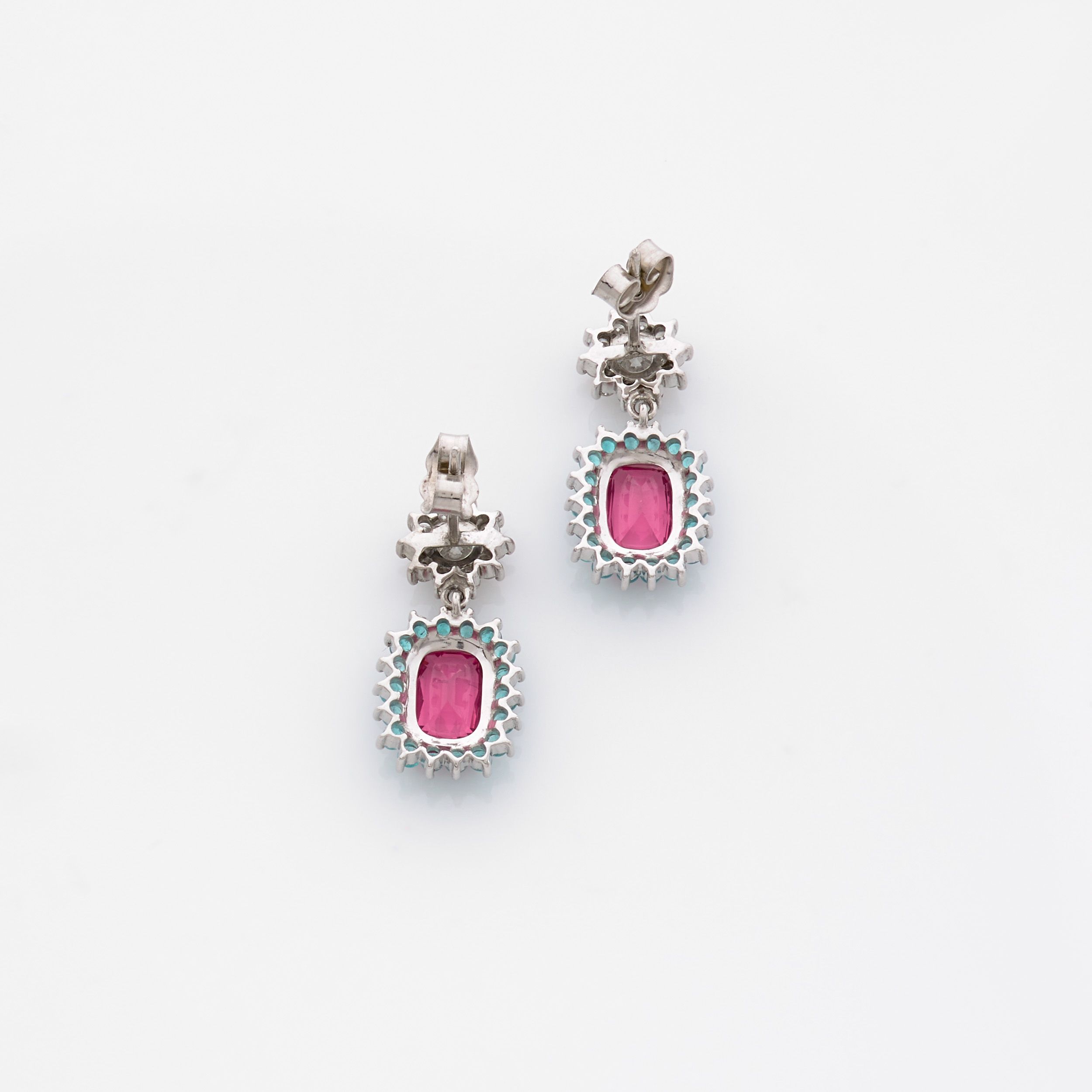 PAIRE DE PENDANTS D'OREILLES:  | H&ocirc;tel Des Ventes de Monte-Carlo