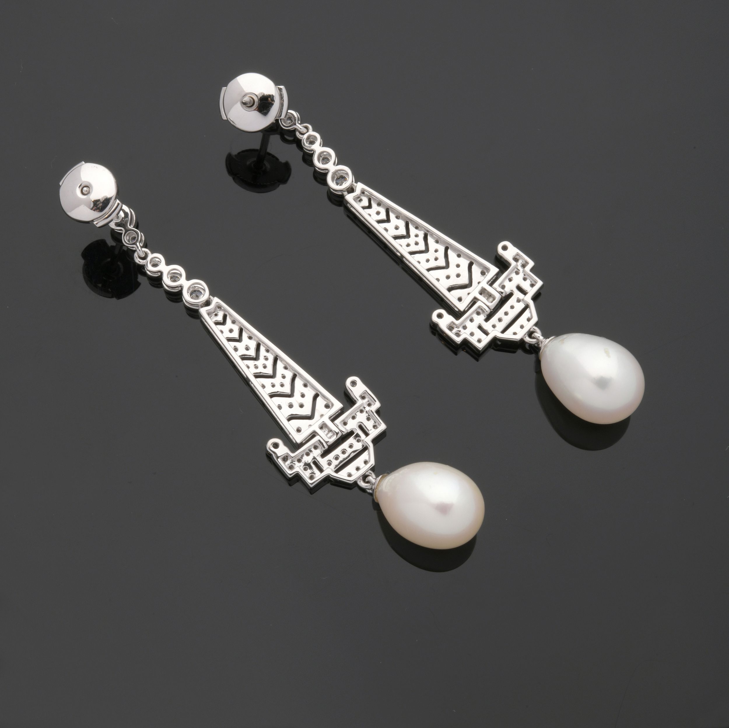 PAIRE DE PENDANTS D'OREILLES:  | H&ocirc;tel Des Ventes de Monte-Carlo
