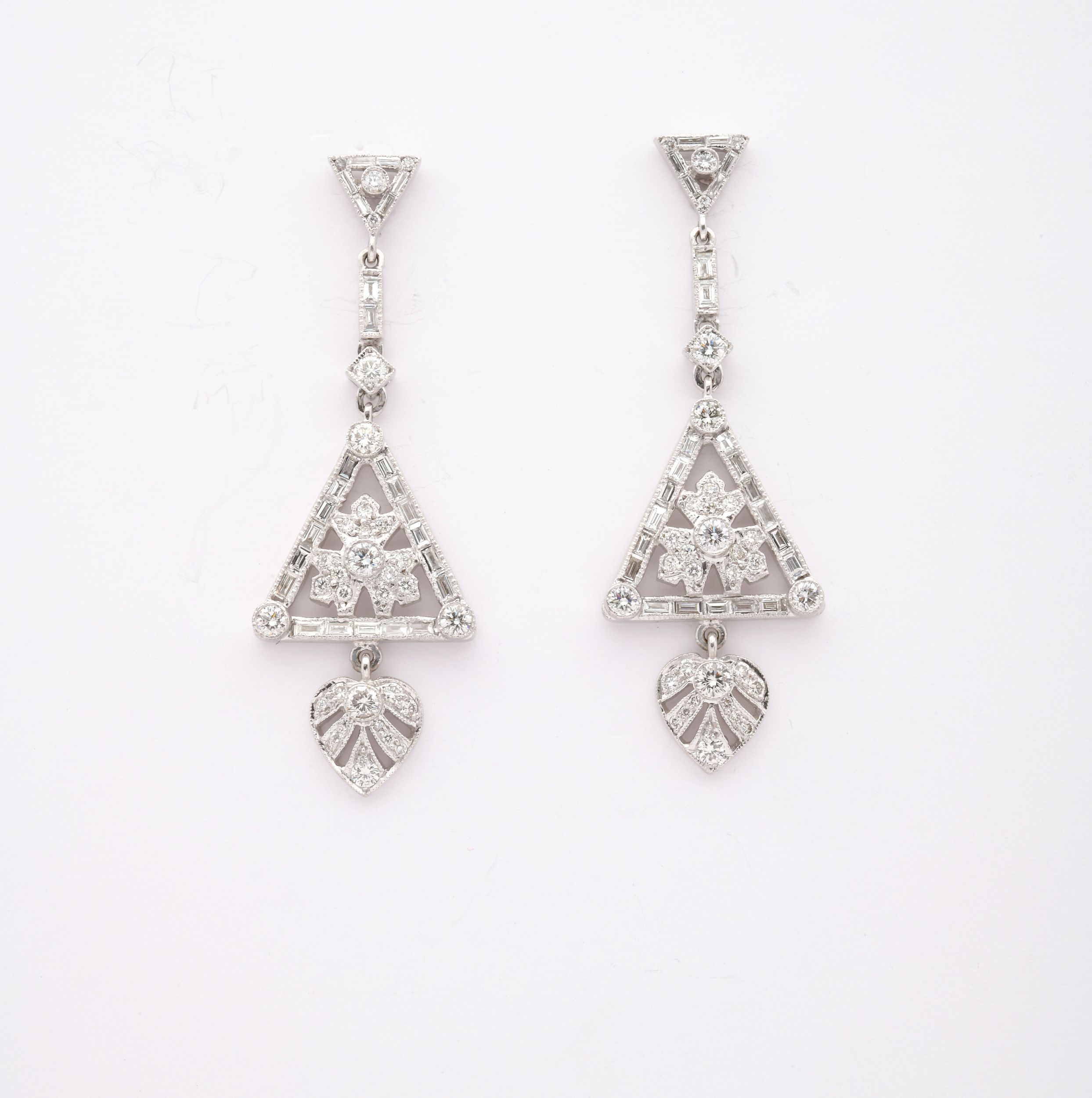 PAIRE DE PENDANTS D'OREILLES:  | H&ocirc;tel Des Ventes de Monte-Carlo