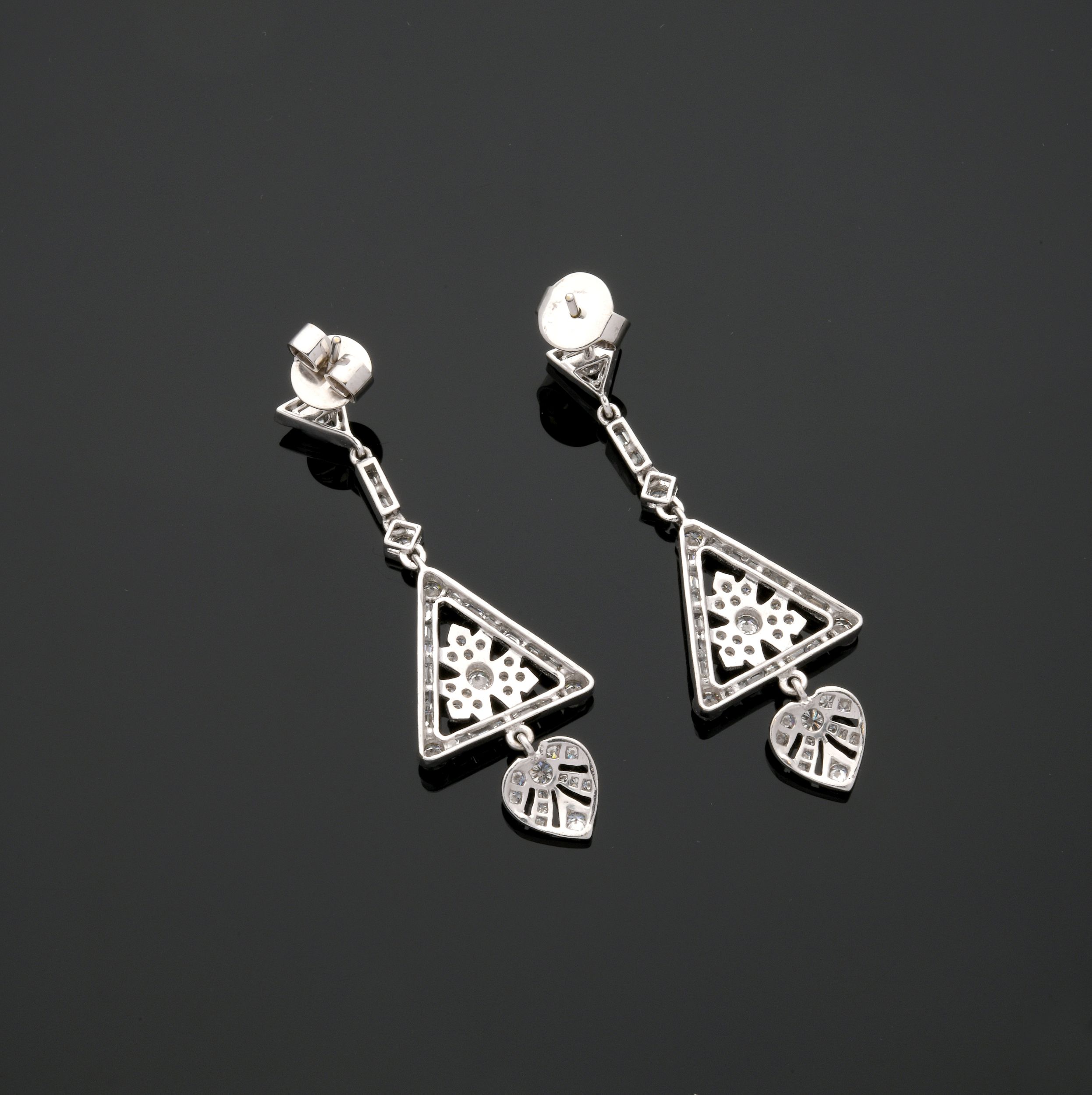 PAIRE DE PENDANTS D'OREILLES:  | H&ocirc;tel Des Ventes de Monte-Carlo