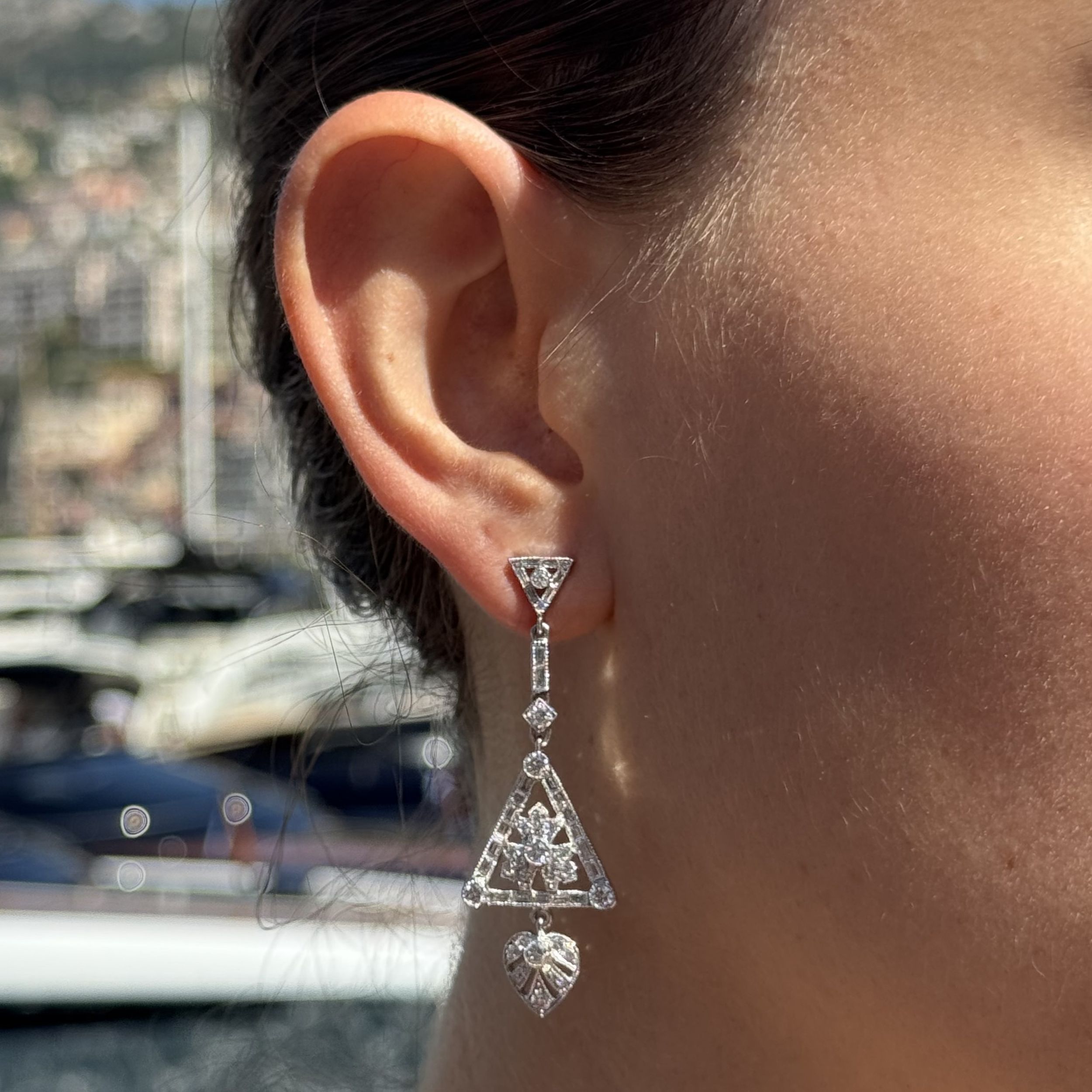 PAIRE DE PENDANTS D'OREILLES:  | H&ocirc;tel Des Ventes de Monte-Carlo