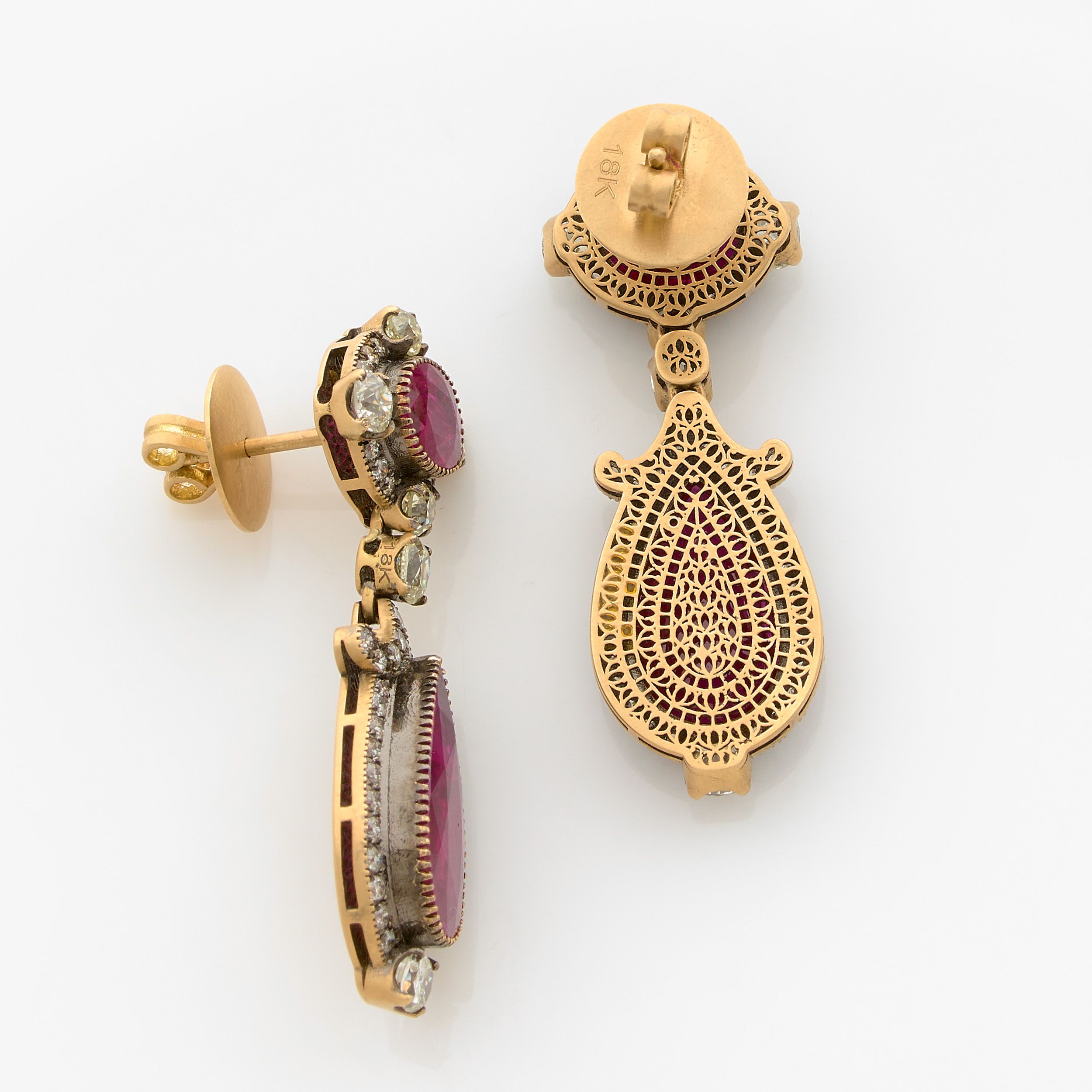 PAIRE DE PENDANTS D'OREILLES:  | H&ocirc;tel Des Ventes de Monte-Carlo