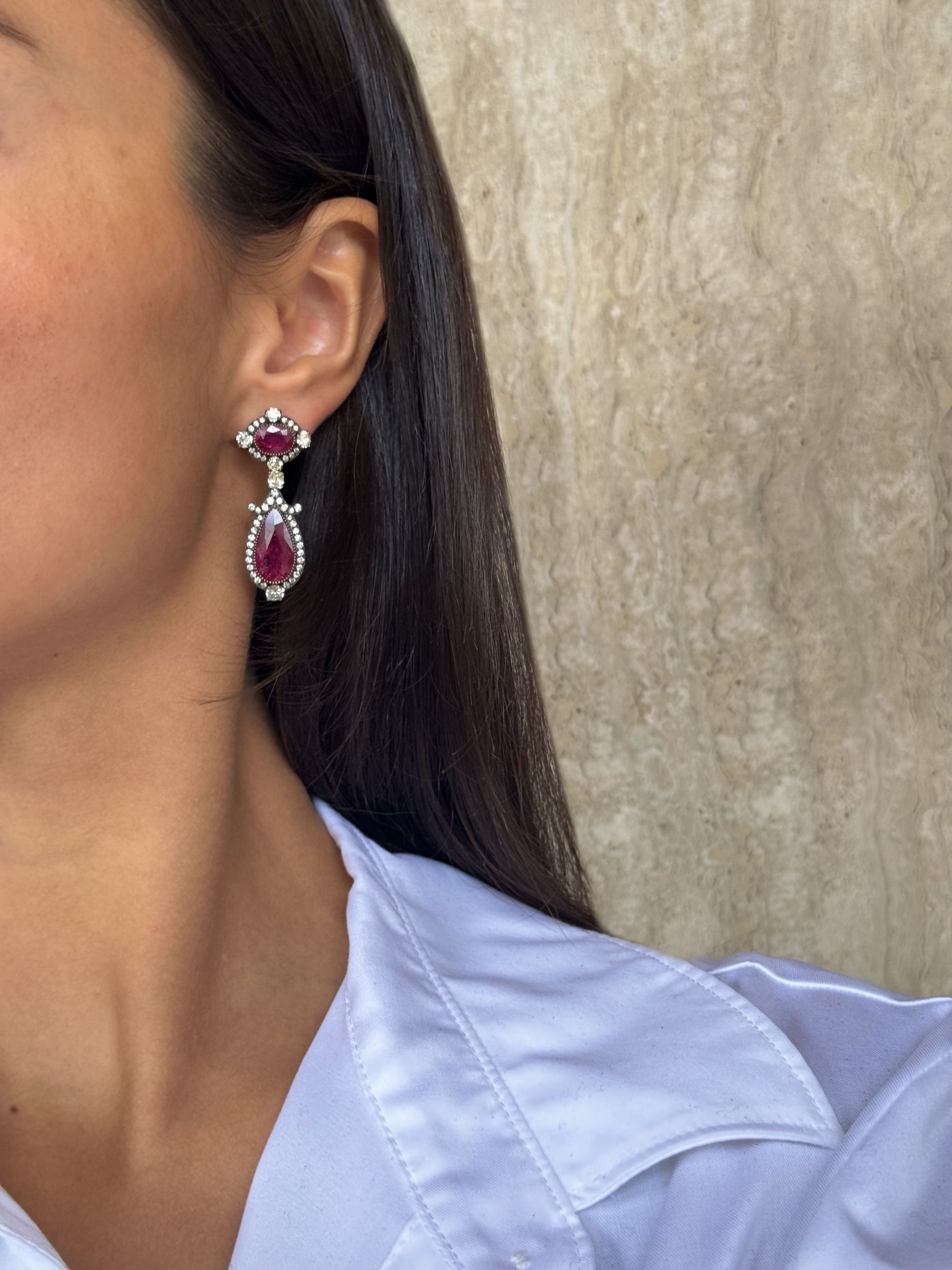 PAIRE DE PENDANTS D'OREILLES:  | H&ocirc;tel Des Ventes de Monte-Carlo
