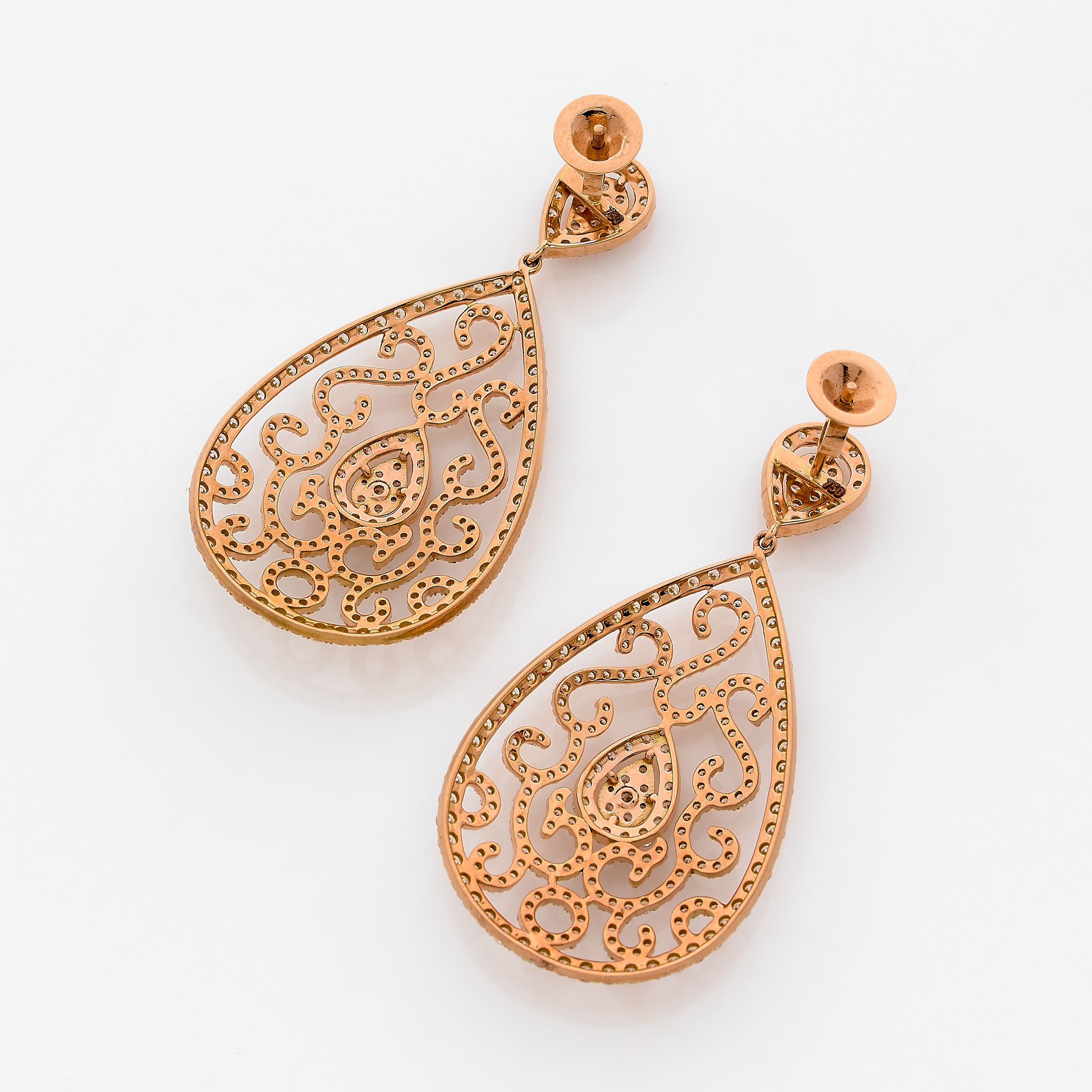 PAIRE DE RAVISSANTES BOUCLES D'OREILLES:  | H&ocirc;tel Des Ventes de Monte-Carlo
