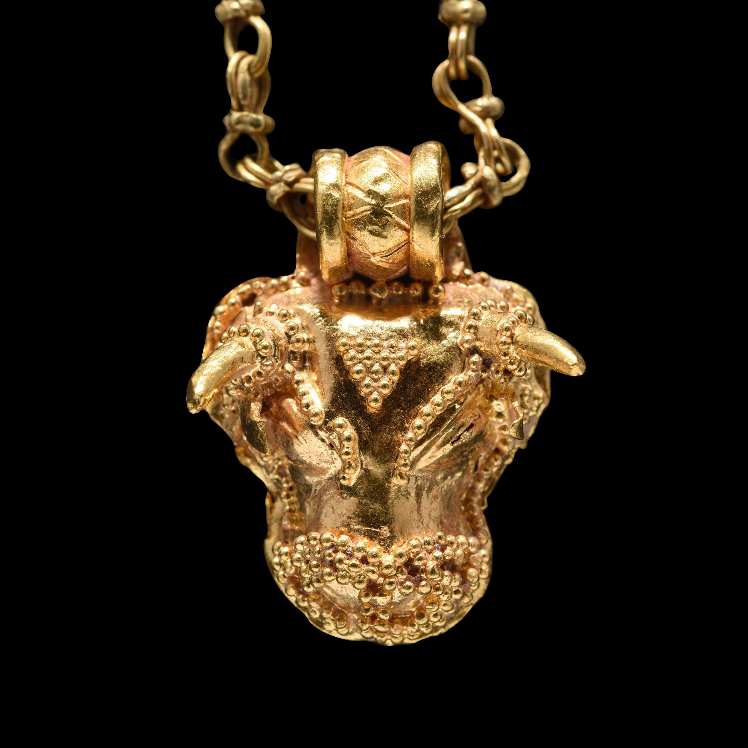 PENDENTIF À TÊTE DE TAUREAU