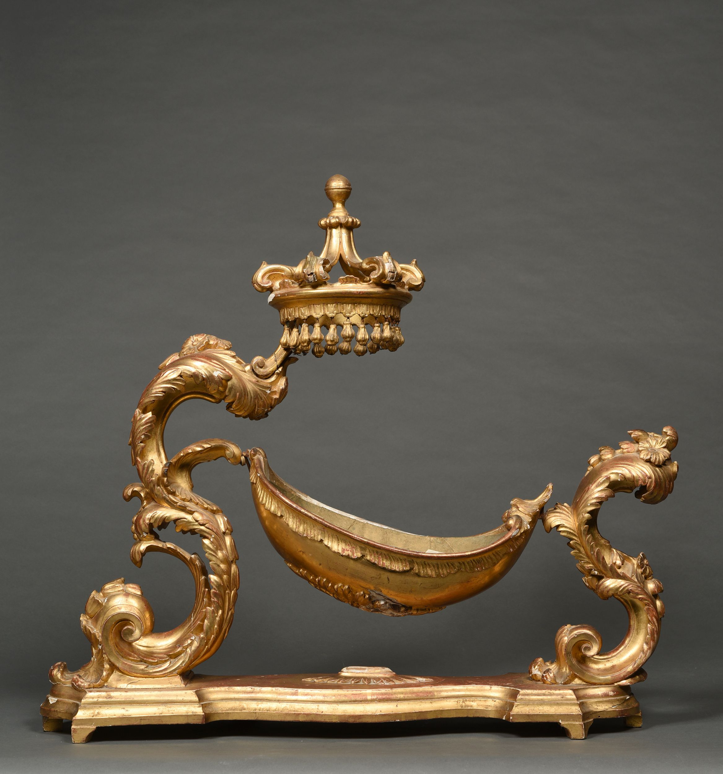 PETIT BERCEAU EN BOIS SCULPTÉ