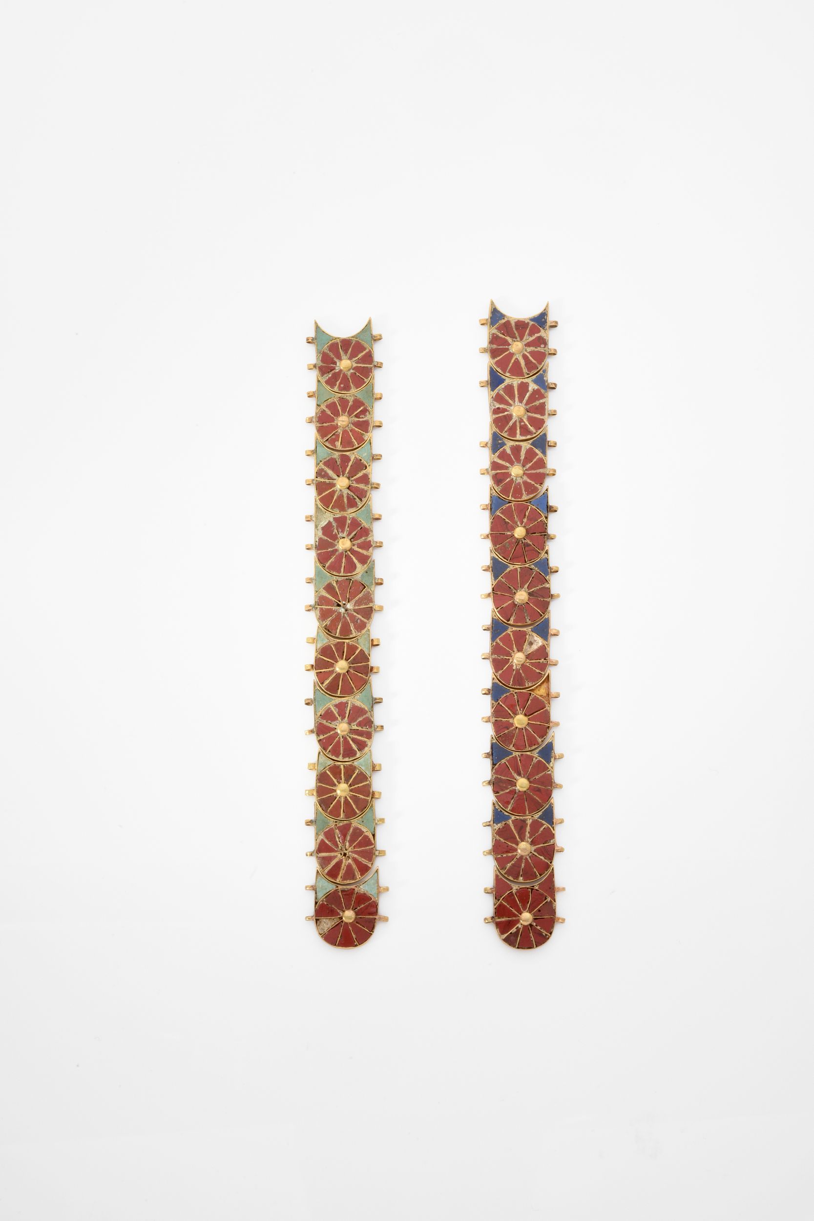 RARES ÉLÉMENTS DE PARURE POUR PERRUQUE