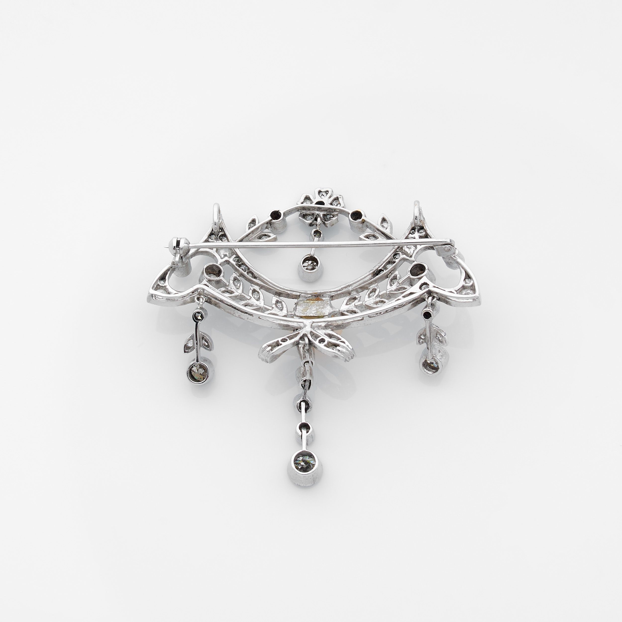 RAVISSANTE BROCHE D'ESPRIT GUIRLANDE:  | H&ocirc;tel Des Ventes de Monte-Carlo