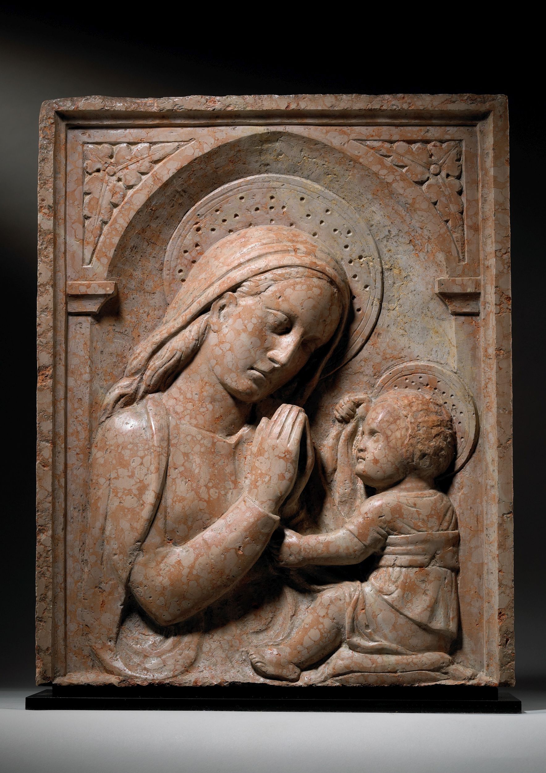 RELIEF DE LA VIERGE ADORANT L’ENFANT