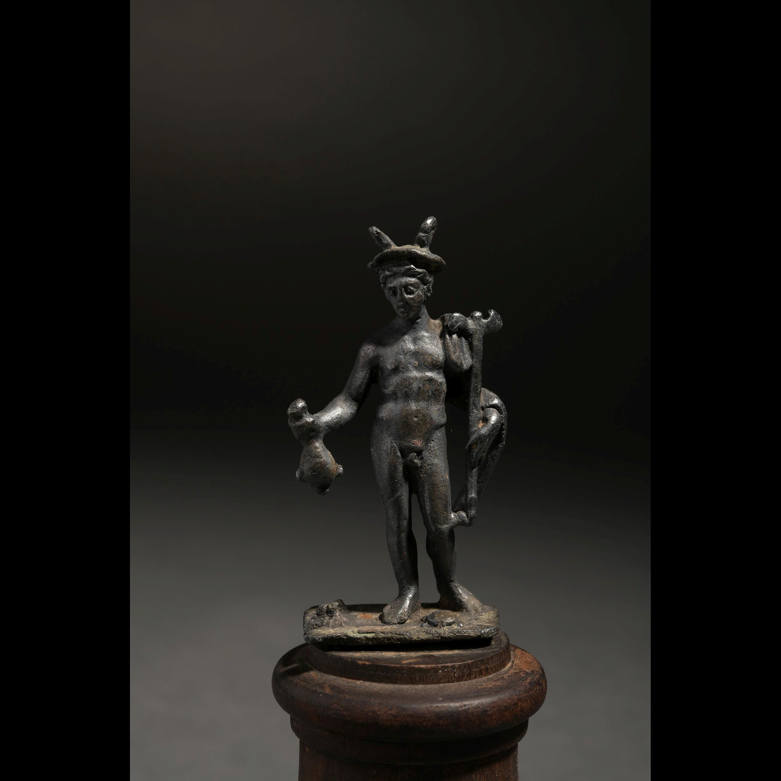 MEDAILLON PENDENTIF:  | H&ocirc;tel Des Ventes de Monte-Carlo
