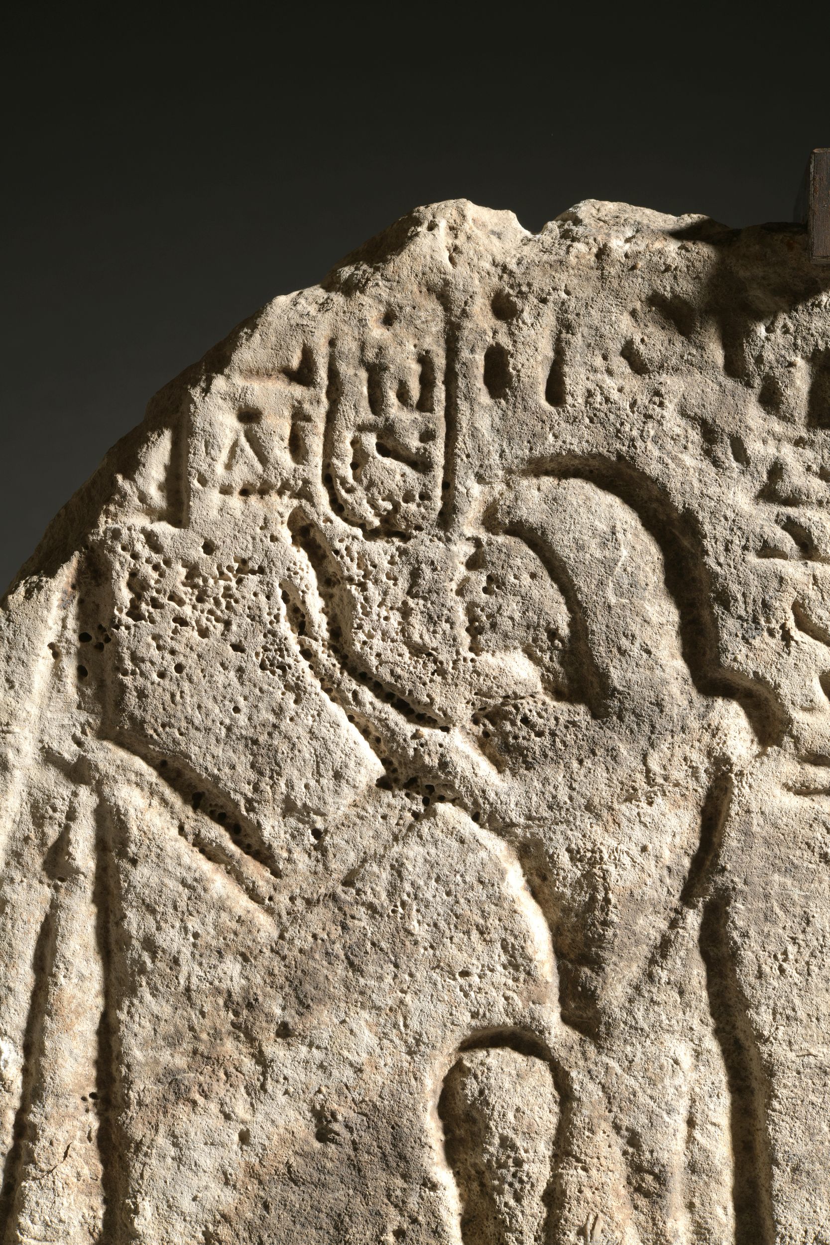 STÈLE FRAGMENTAIRE AVEC CARTOUCHE DE RAMSÈS II:  | H&ocirc;tel Des Ventes de Monte-Carlo