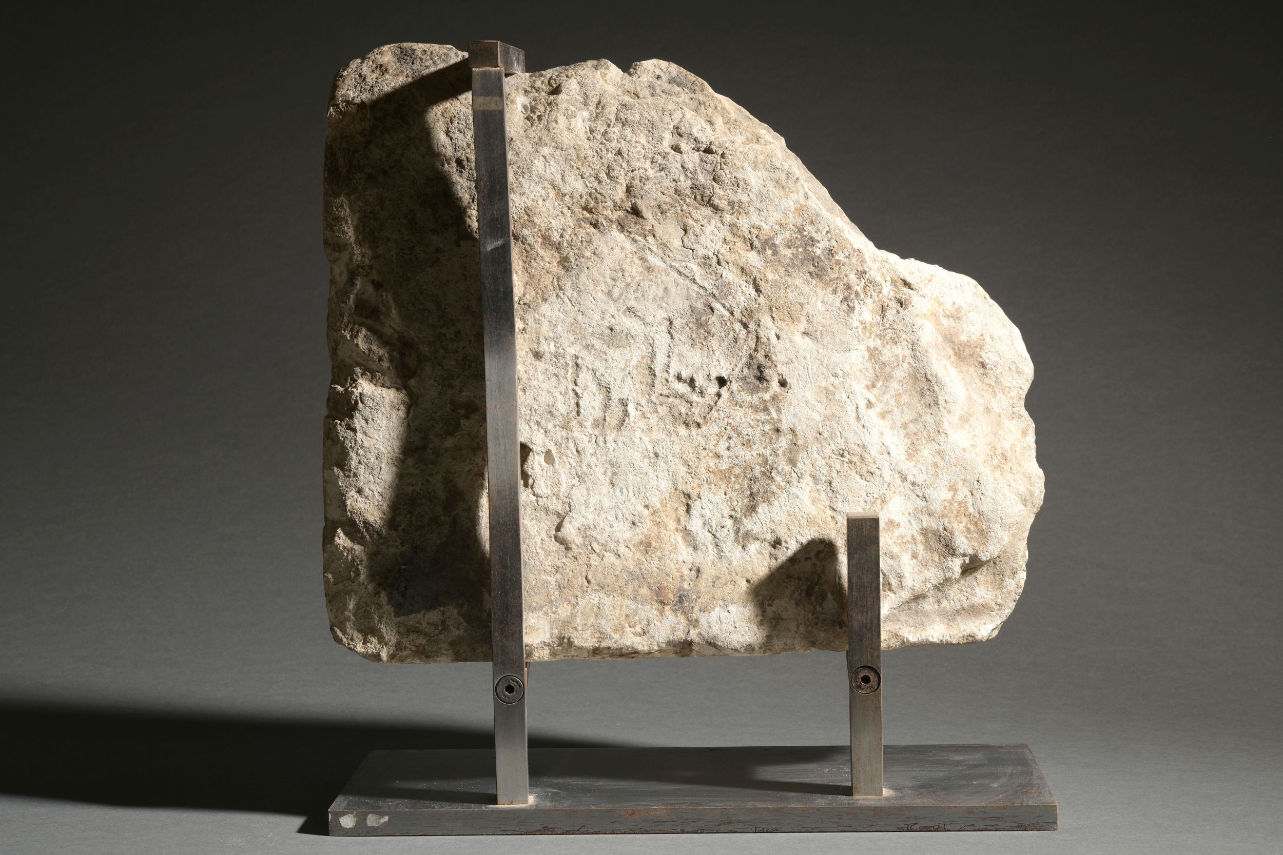 STÈLE FRAGMENTAIRE AVEC CARTOUCHE DE RAMSÈS II:  | H&ocirc;tel Des Ventes de Monte-Carlo