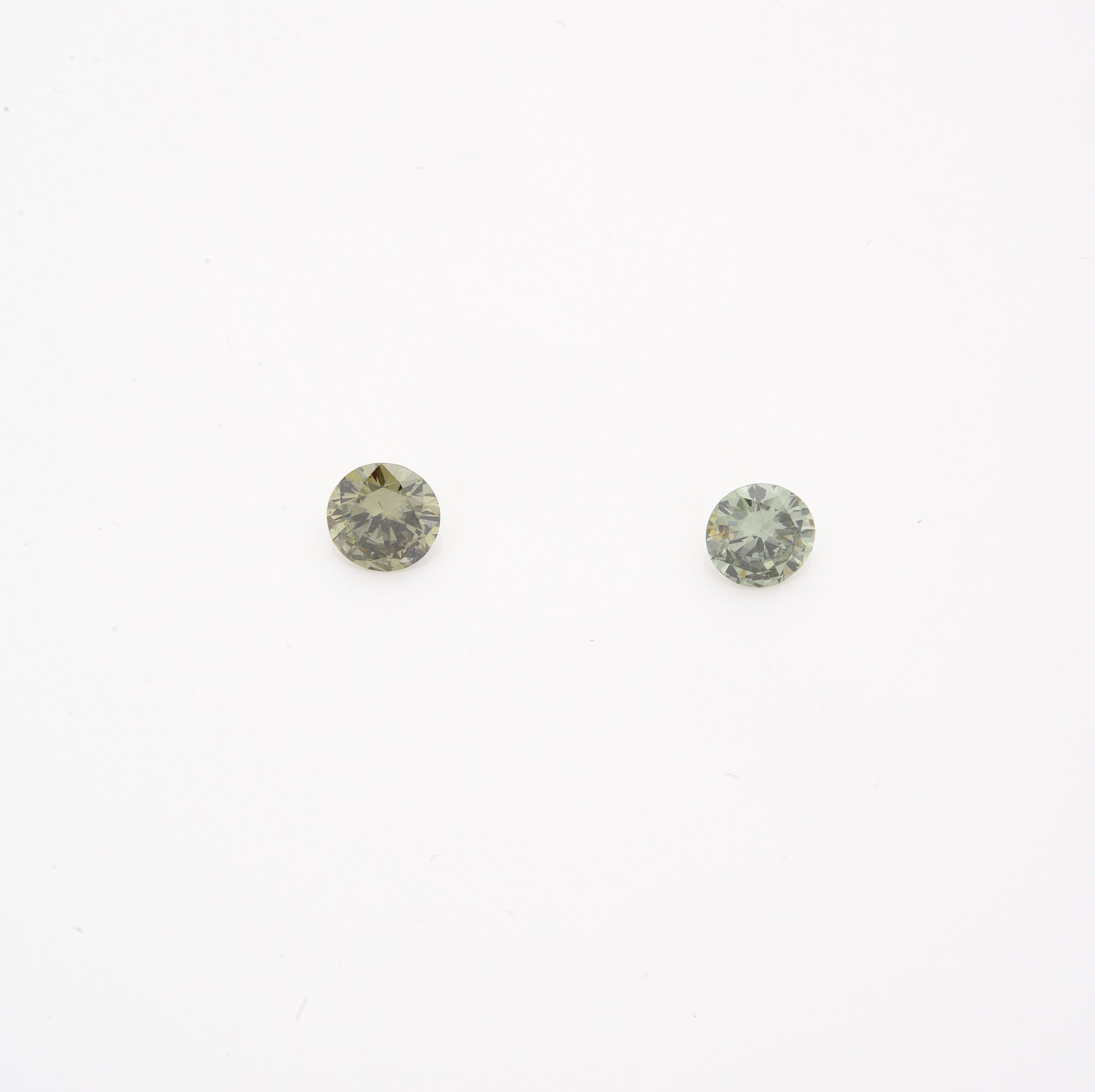 SUITE DE DEUX DIAMANTS VERTS SUR PAPIER 