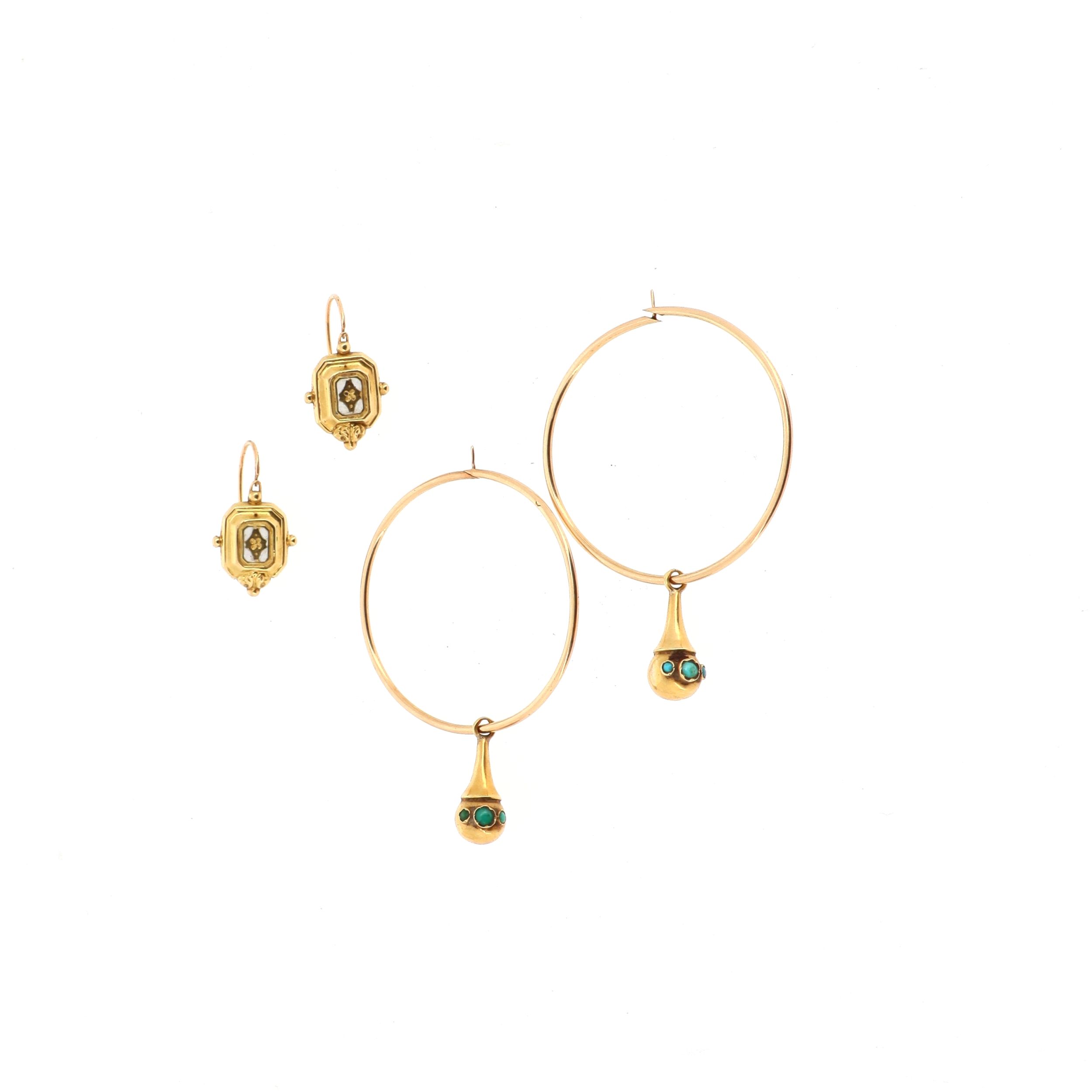 SUITE DE DEUX PAIRES DE PENDANTS D'OREILLES
